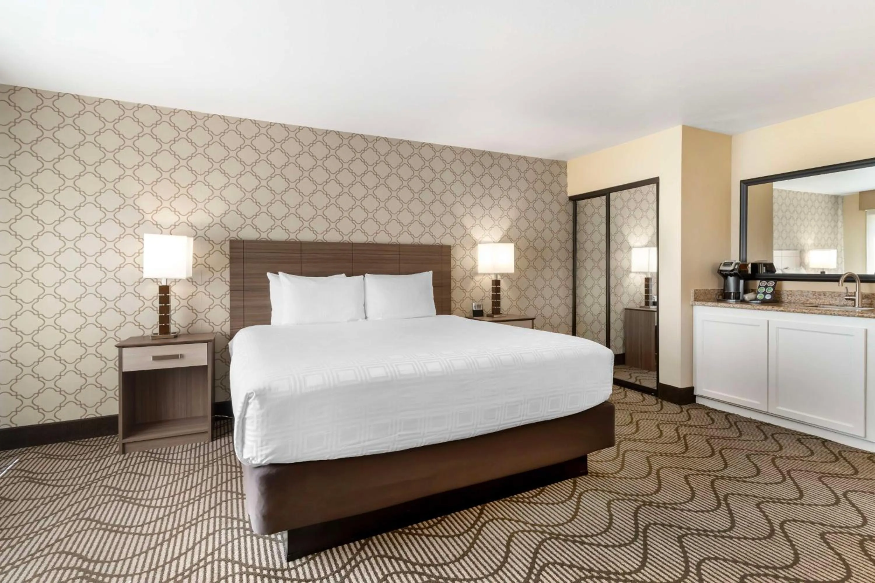 Bedroom, Bed in Best Western Plus Heritage Inn