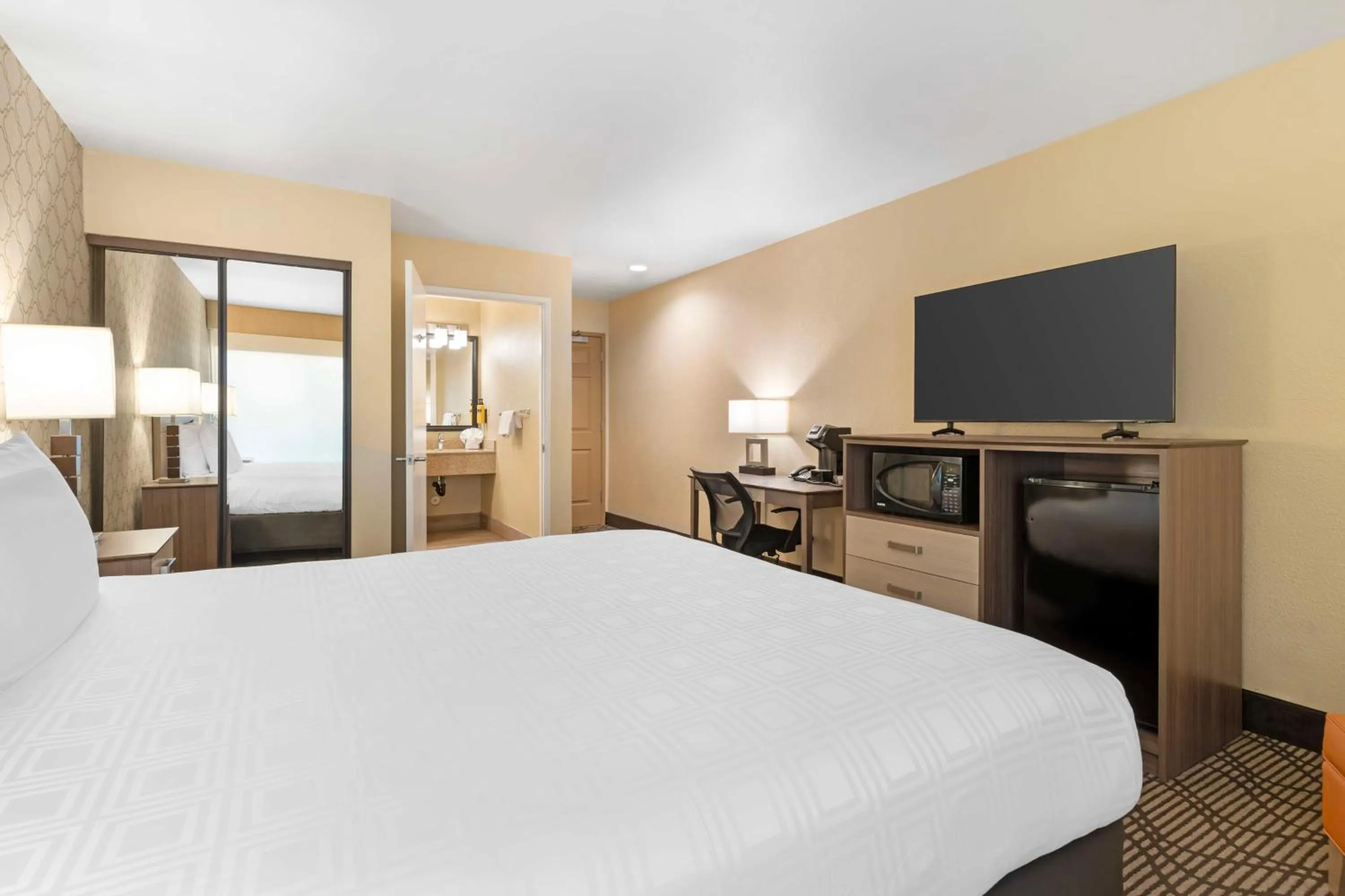 Bedroom, Bed in Best Western Plus Heritage Inn