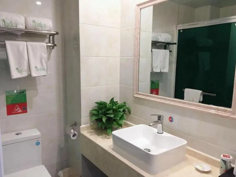 Vatica Jieshou City New Passenger Transport Center Hotel