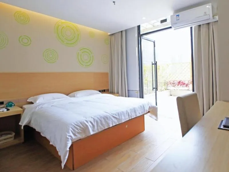 Bed in GreenTree Inn Anqing Duxiu Avenue Greenland Metropolis Express Hotel