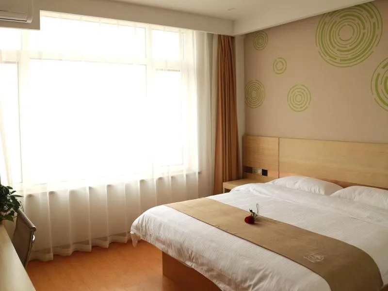 Bed in GreenTree Inn Dalian Dalian North Railway Station Express Hotel