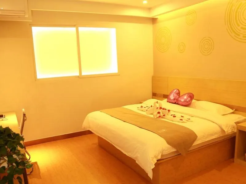 Bed in GreenTree Inn Dalian Dalian North Railway Station Express Hotel