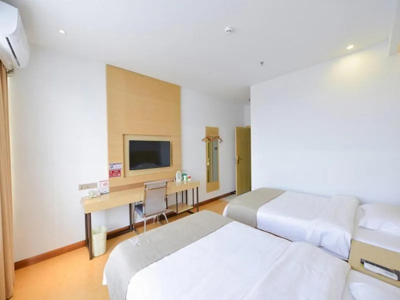 Bed in GreenTree Inn Dalian Dalian North Railway Station Express Hotel