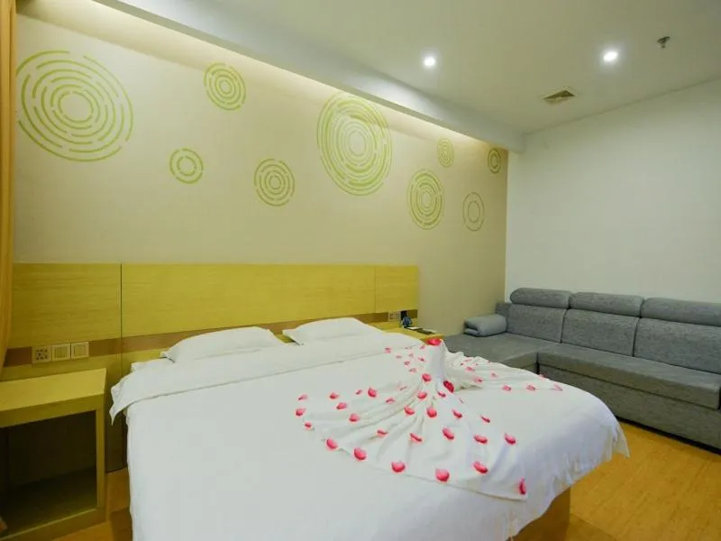 Bed in GreenTree Inn Dalian Dalian North Railway Station Express Hotel