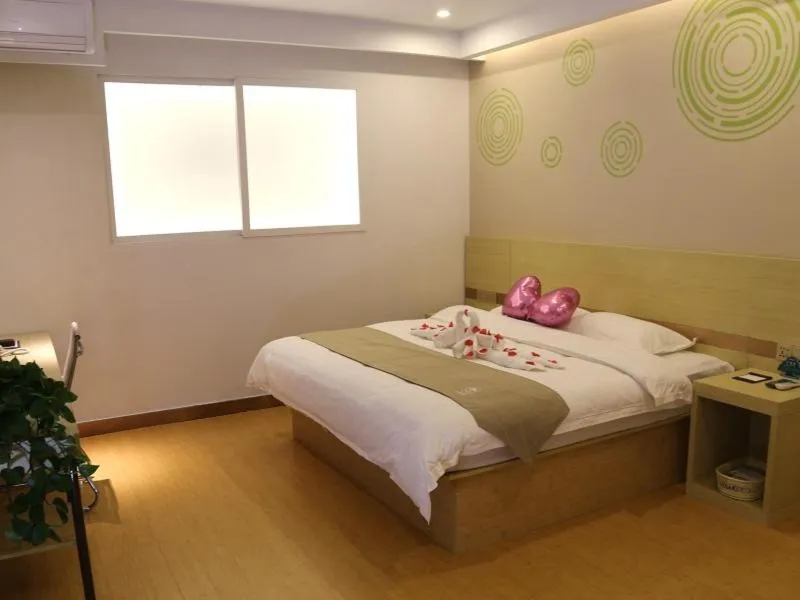 Bed in GreenTree Inn Dalian Dalian North Railway Station Express Hotel