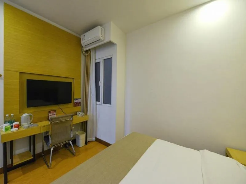 Bed in GreenTree Inn Dalian Dalian North Railway Station Express Hotel