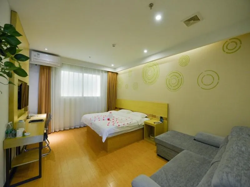 Bed in GreenTree Inn Dalian Dalian North Railway Station Express Hotel