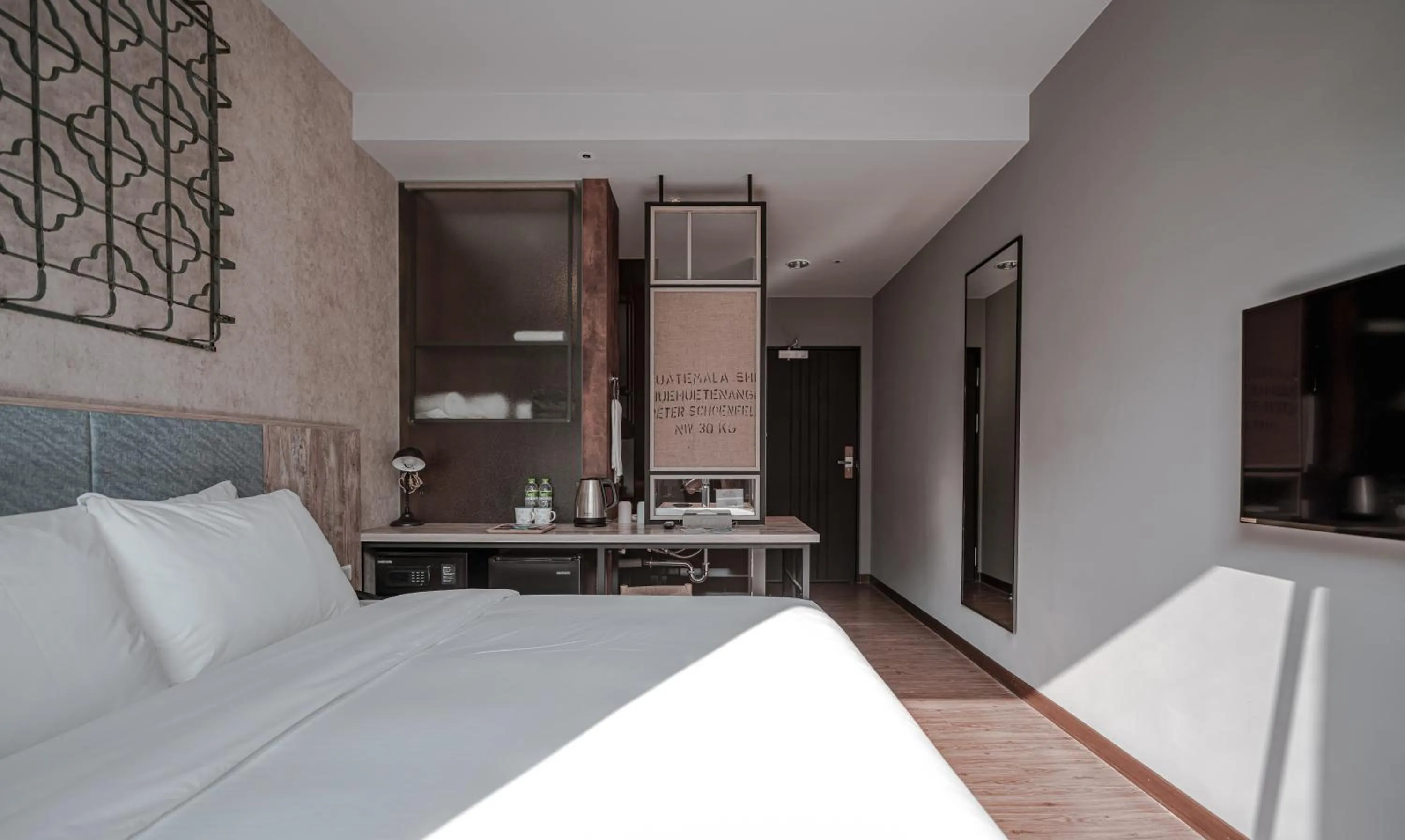 Photo of the whole room, Bed in Somer Chew Hotel