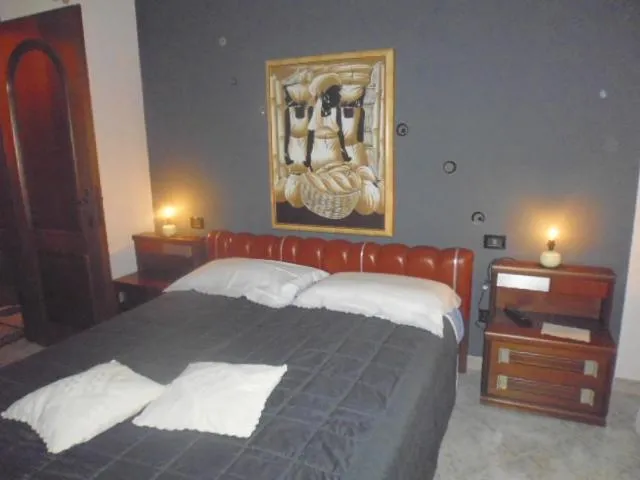 Photo of the whole room, Bed in A casa di Lara