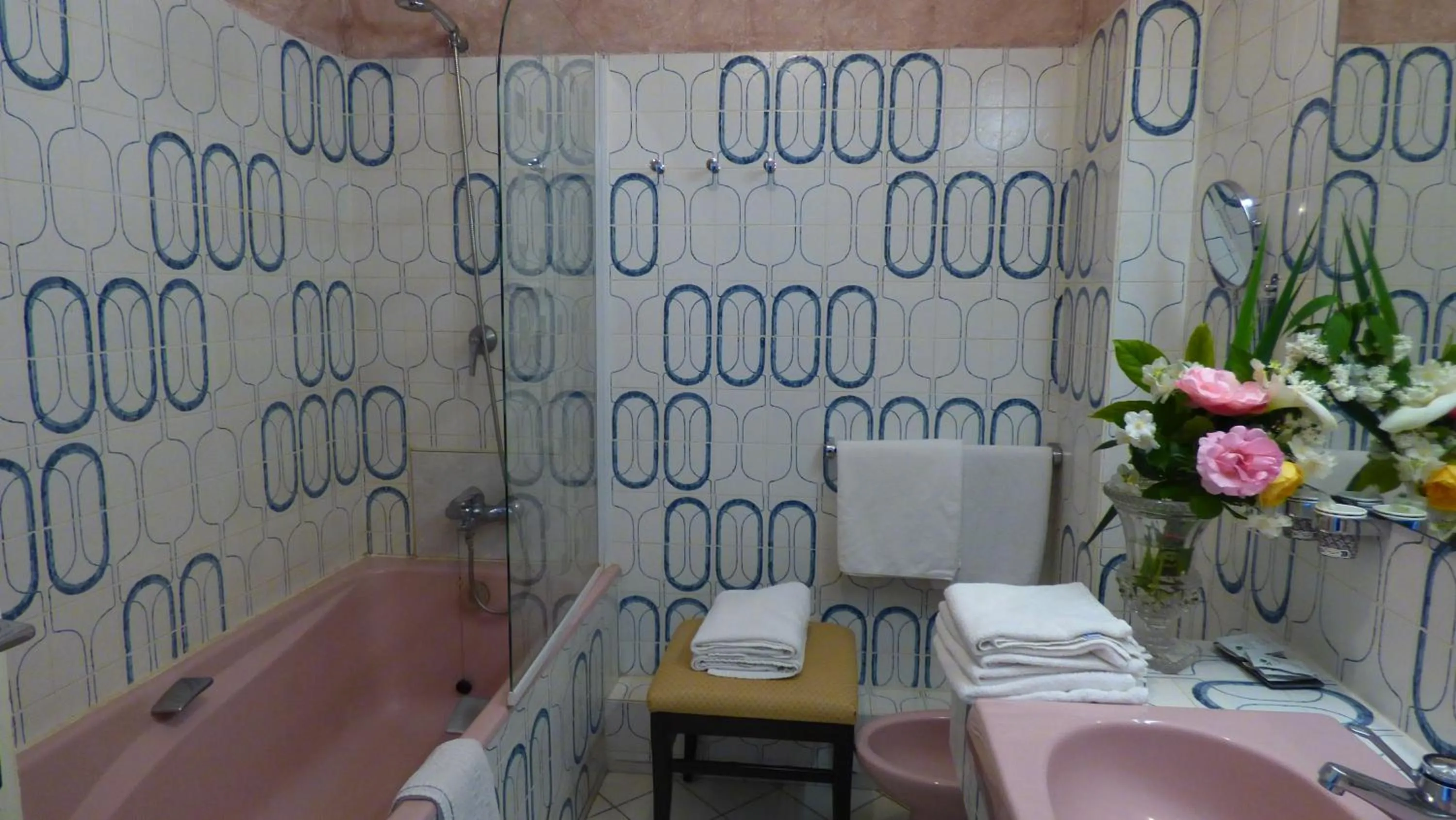 Bathroom in Hôtel Restaurant Le Bellevue Montrichard 3 étoiles