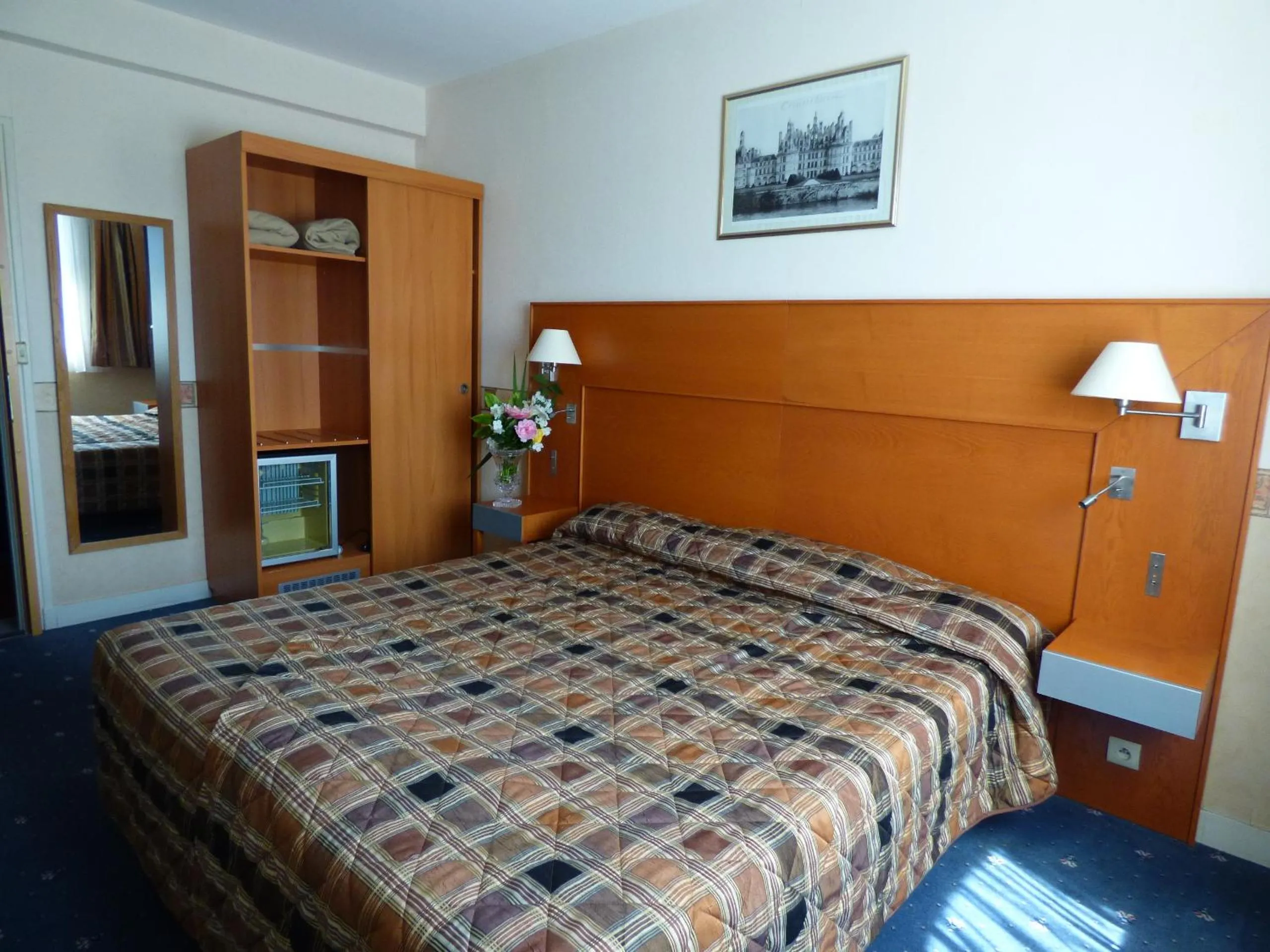 Bedroom, Bed in Hôtel Restaurant Le Bellevue Montrichard 3 étoiles