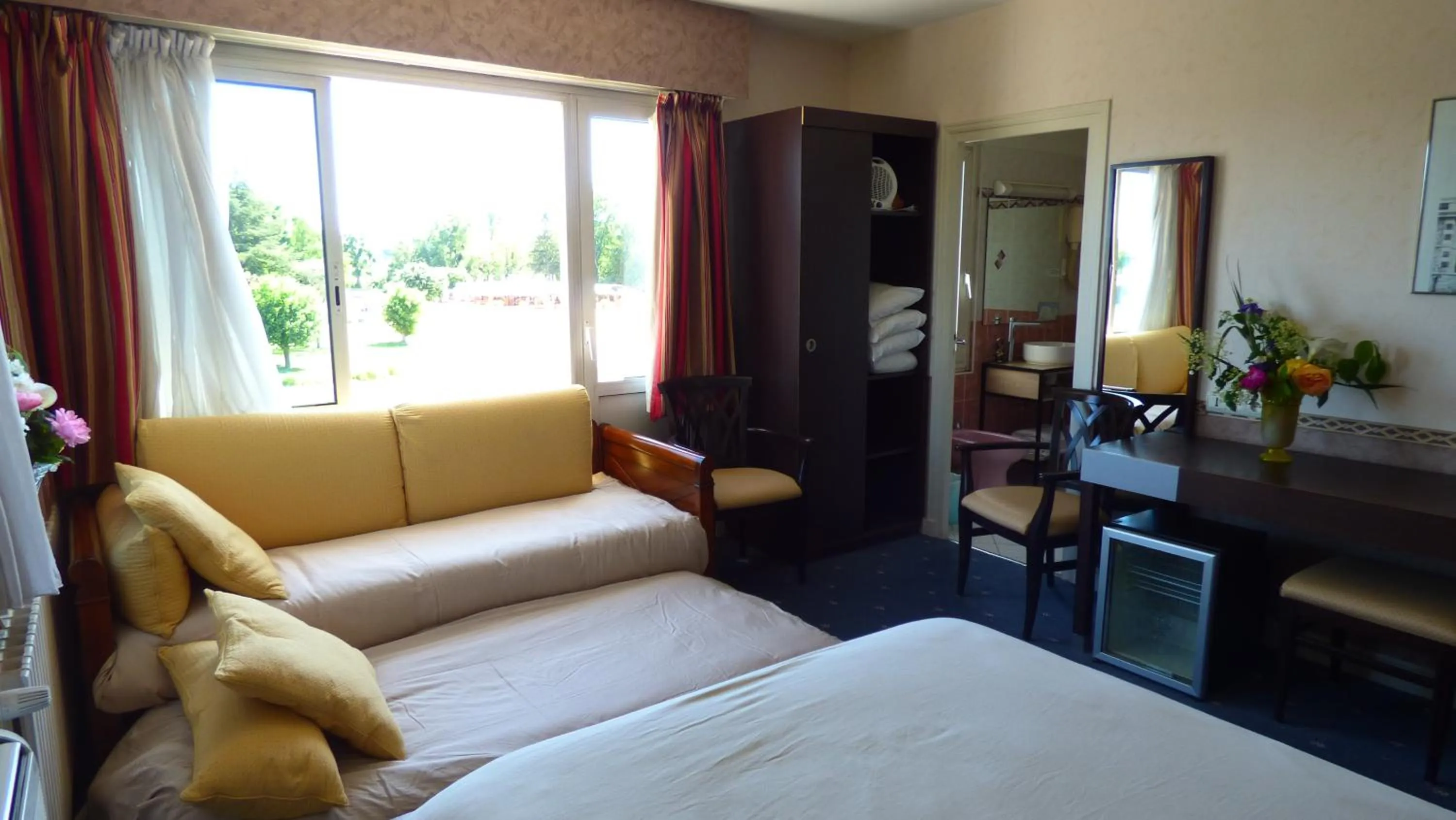 Photo of the whole room, Bed in Hôtel Restaurant Le Bellevue Montrichard 3 étoiles