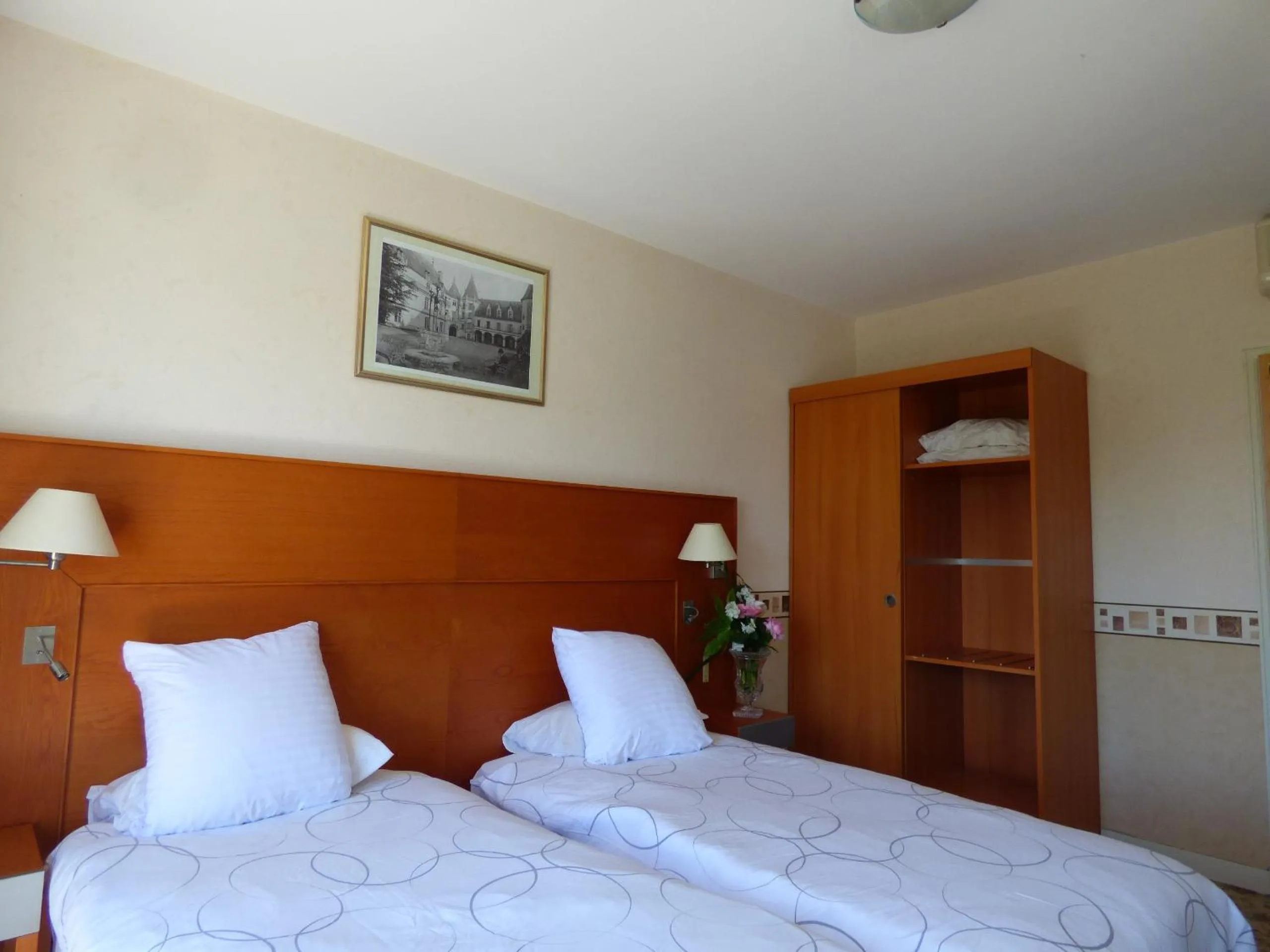 Bedroom, Bed in Hôtel Restaurant Le Bellevue Montrichard 3 étoiles