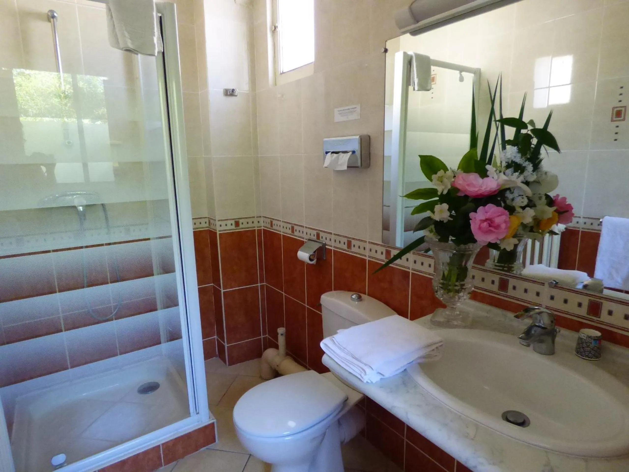 Bathroom in Hôtel Restaurant Le Bellevue Montrichard 3 étoiles