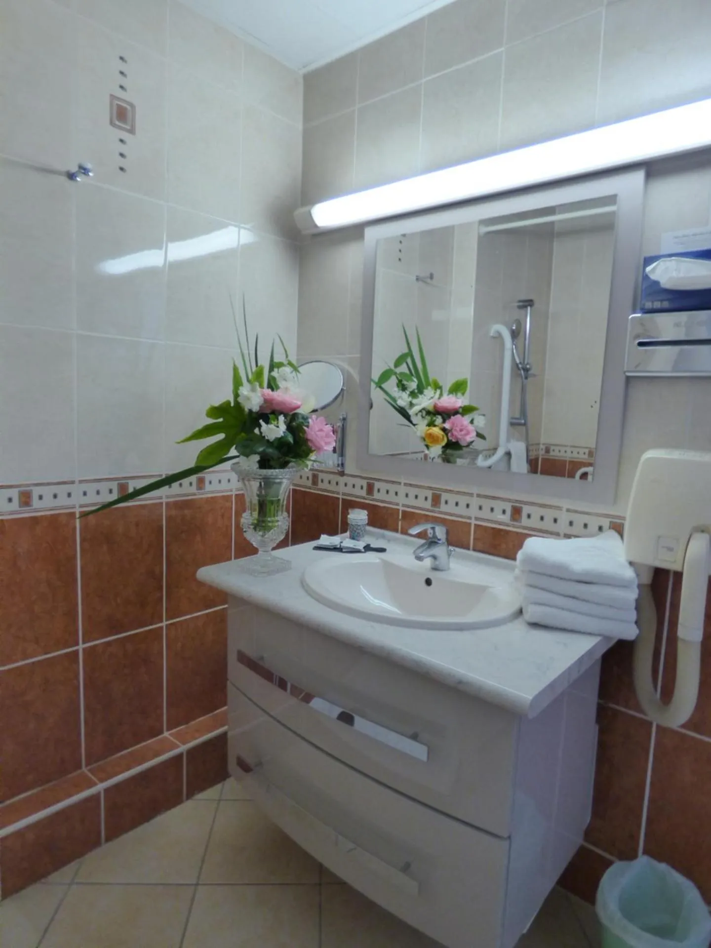 Bathroom in Hôtel Restaurant Le Bellevue Montrichard 3 étoiles