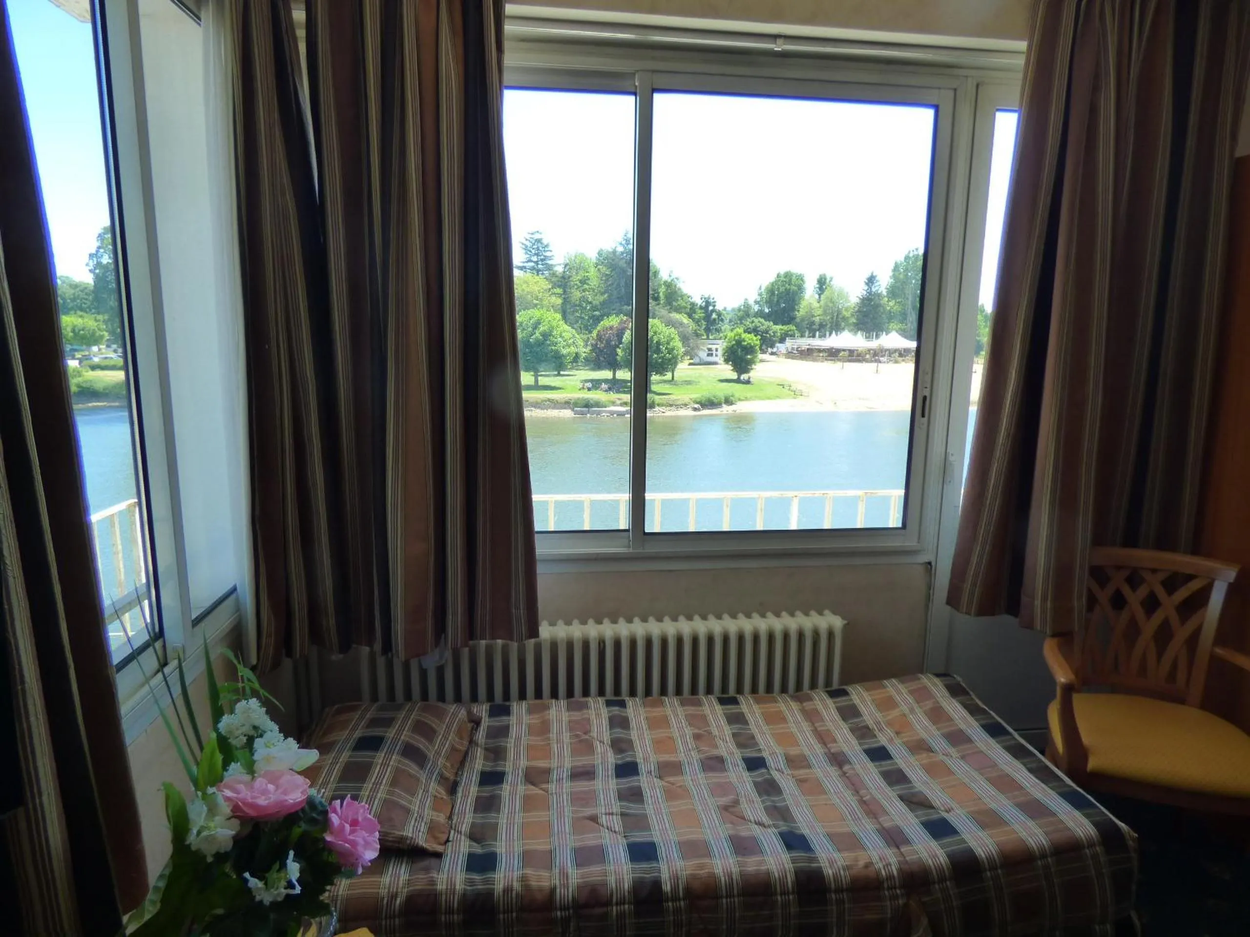 Bed in Hôtel Restaurant Le Bellevue Montrichard 3 étoiles