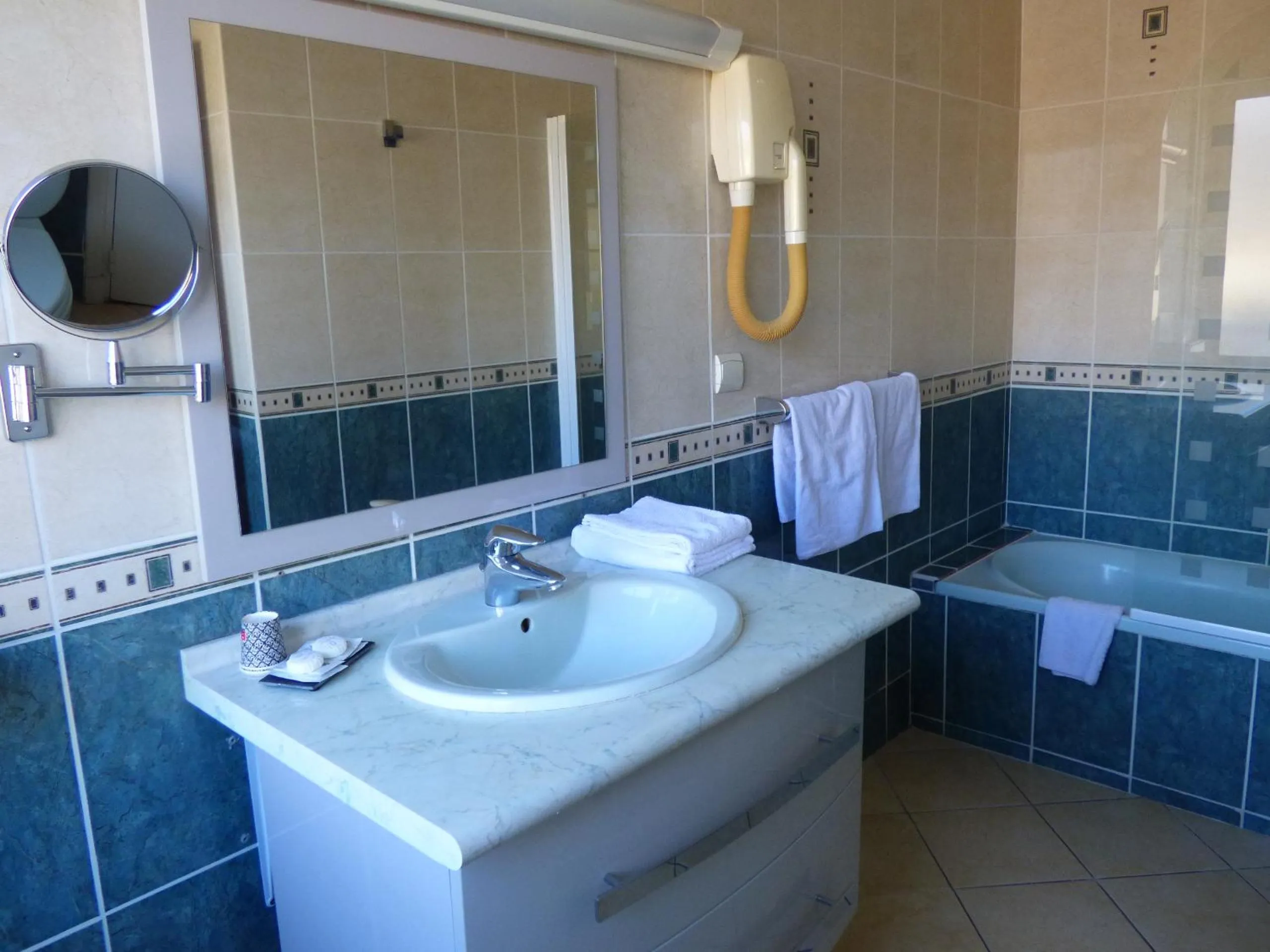 Bathroom in Hôtel Restaurant Le Bellevue Montrichard 3 étoiles