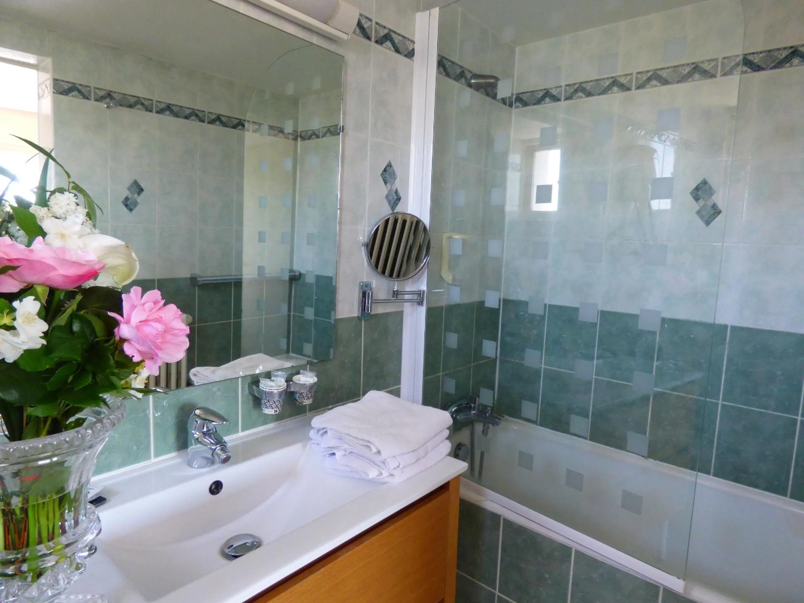 Bathroom in Hôtel Restaurant Le Bellevue Montrichard 3 étoiles