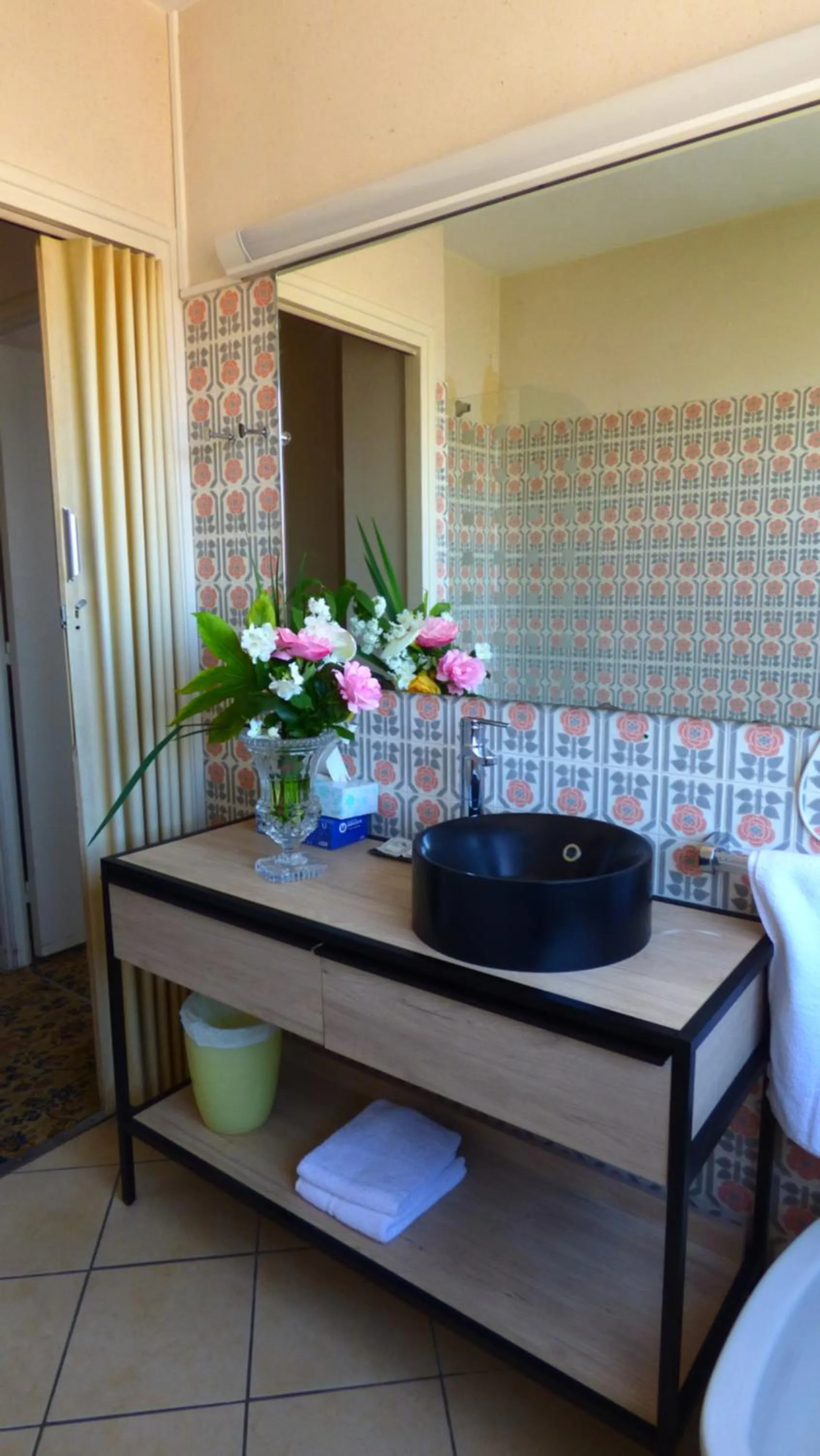 Bathroom in Hôtel Restaurant Le Bellevue Montrichard 3 étoiles