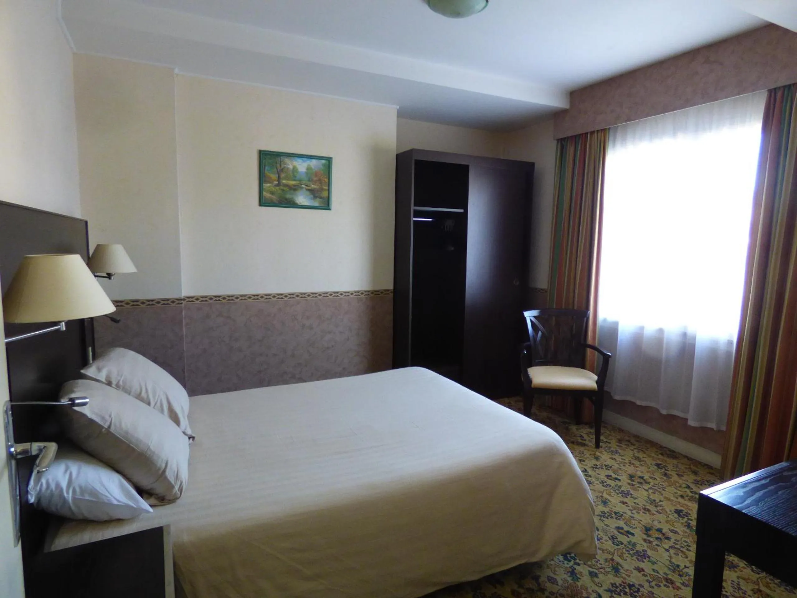 Photo of the whole room, Bed in Hôtel Restaurant Le Bellevue Montrichard 3 étoiles