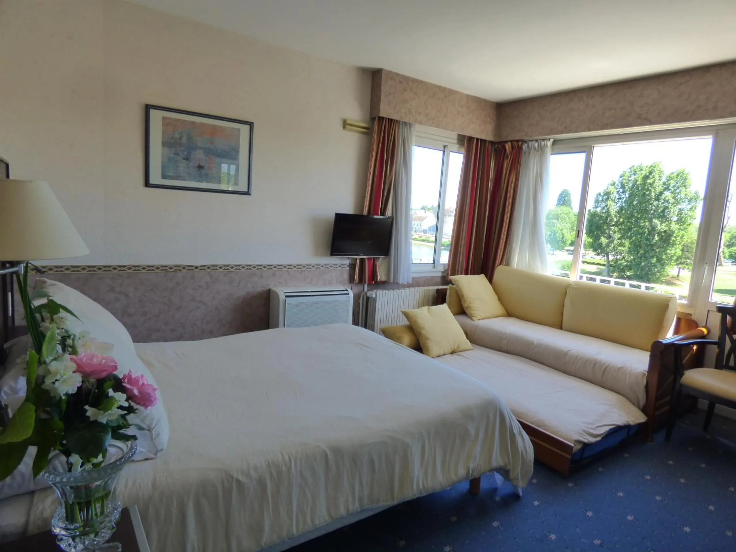 Bed in Hôtel Restaurant Le Bellevue Montrichard 3 étoiles