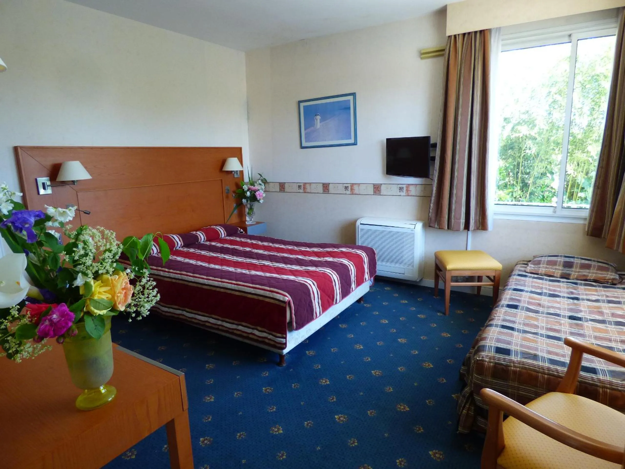 Bedroom, Bed in Hôtel Restaurant Le Bellevue Montrichard 3 étoiles