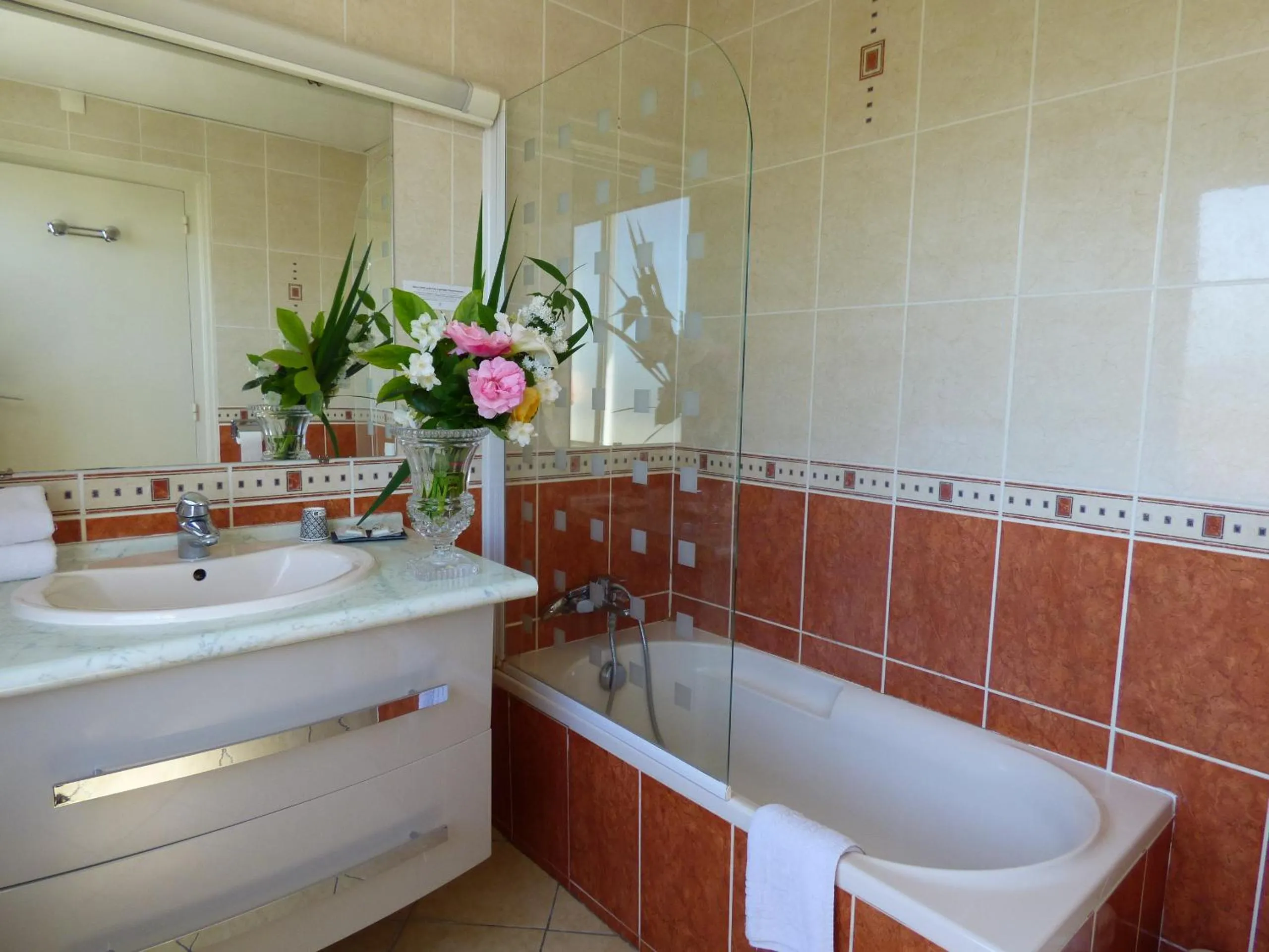 Bathroom in Hôtel Restaurant Le Bellevue Montrichard 3 étoiles