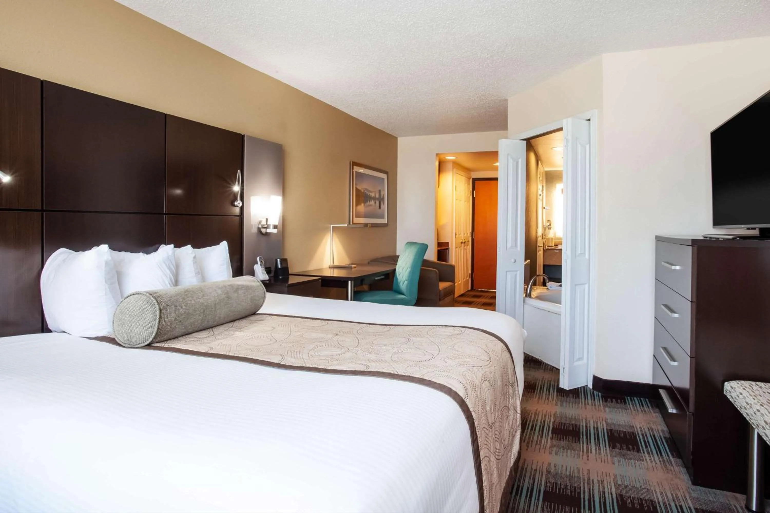 Photo of the whole room, Bed in Wingate By Wyndham - Orlando International Airport- Free Hot Breakfast