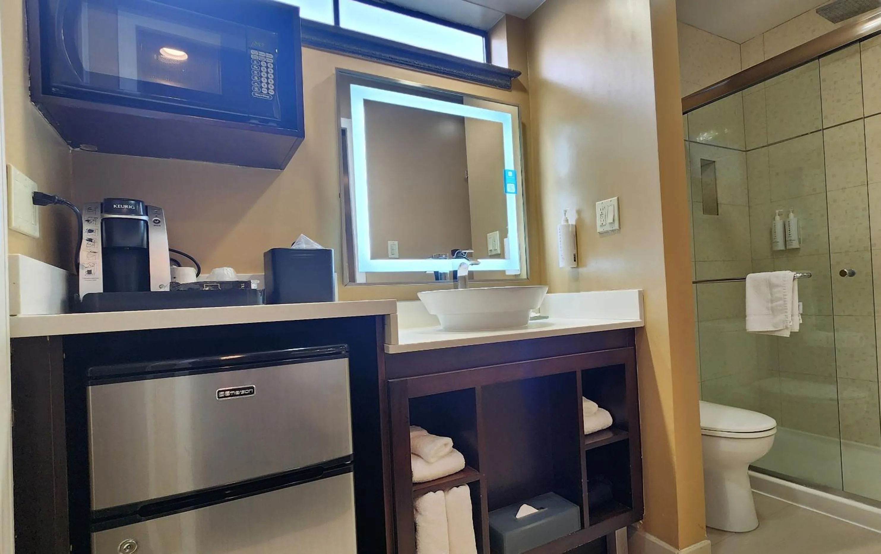 Toilet in La Quinta by Wyndham San Francisco Airport West Millbrae FREE AIRPORT SHUTTLE