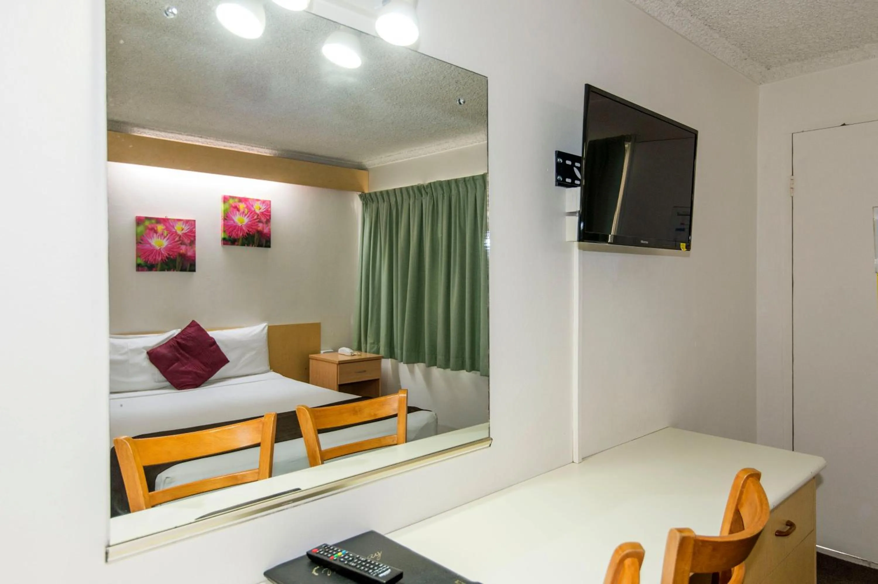 Bed in Coral Sands Motel