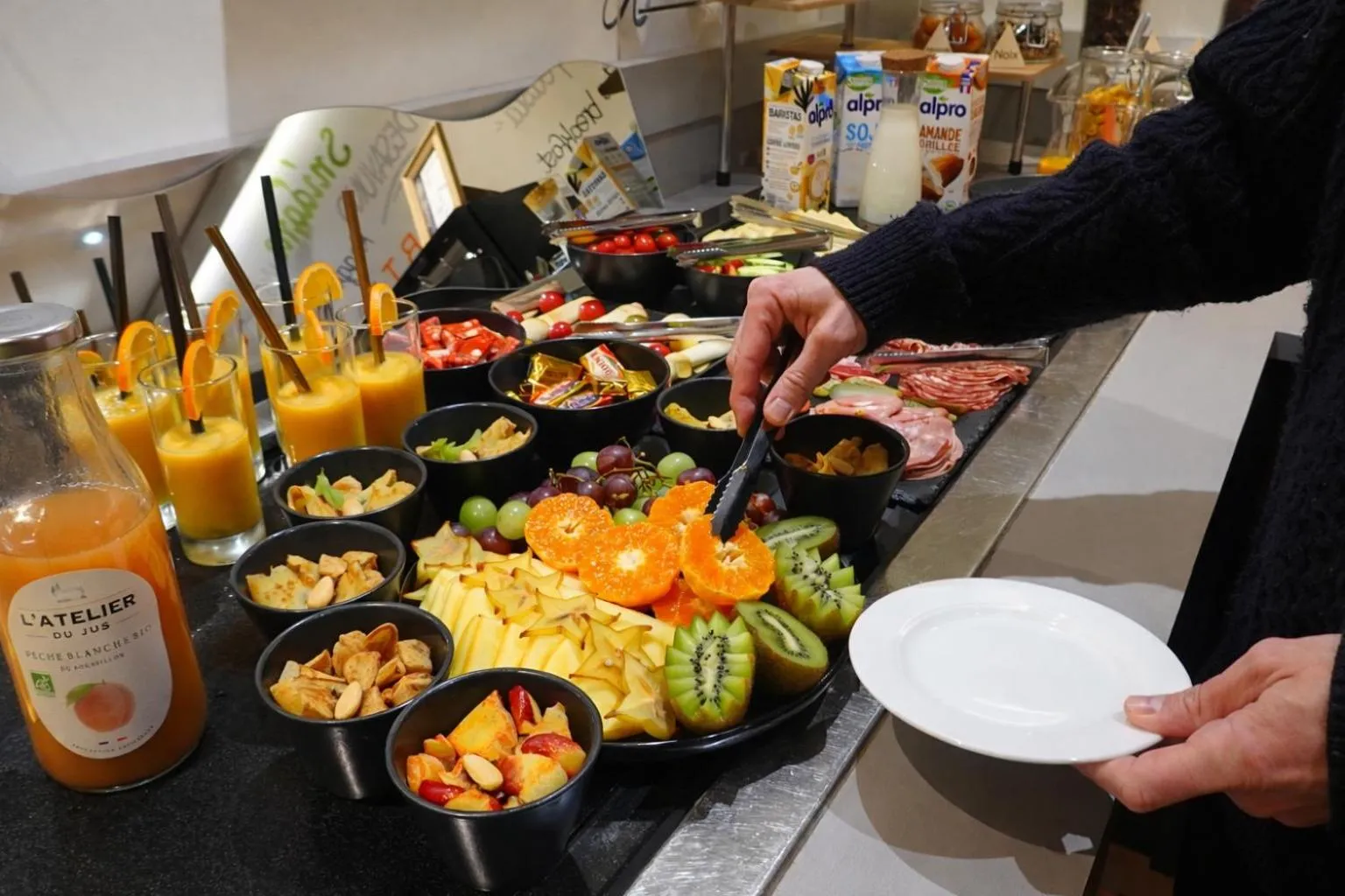 Buffet breakfast in Hôtel de Brienne