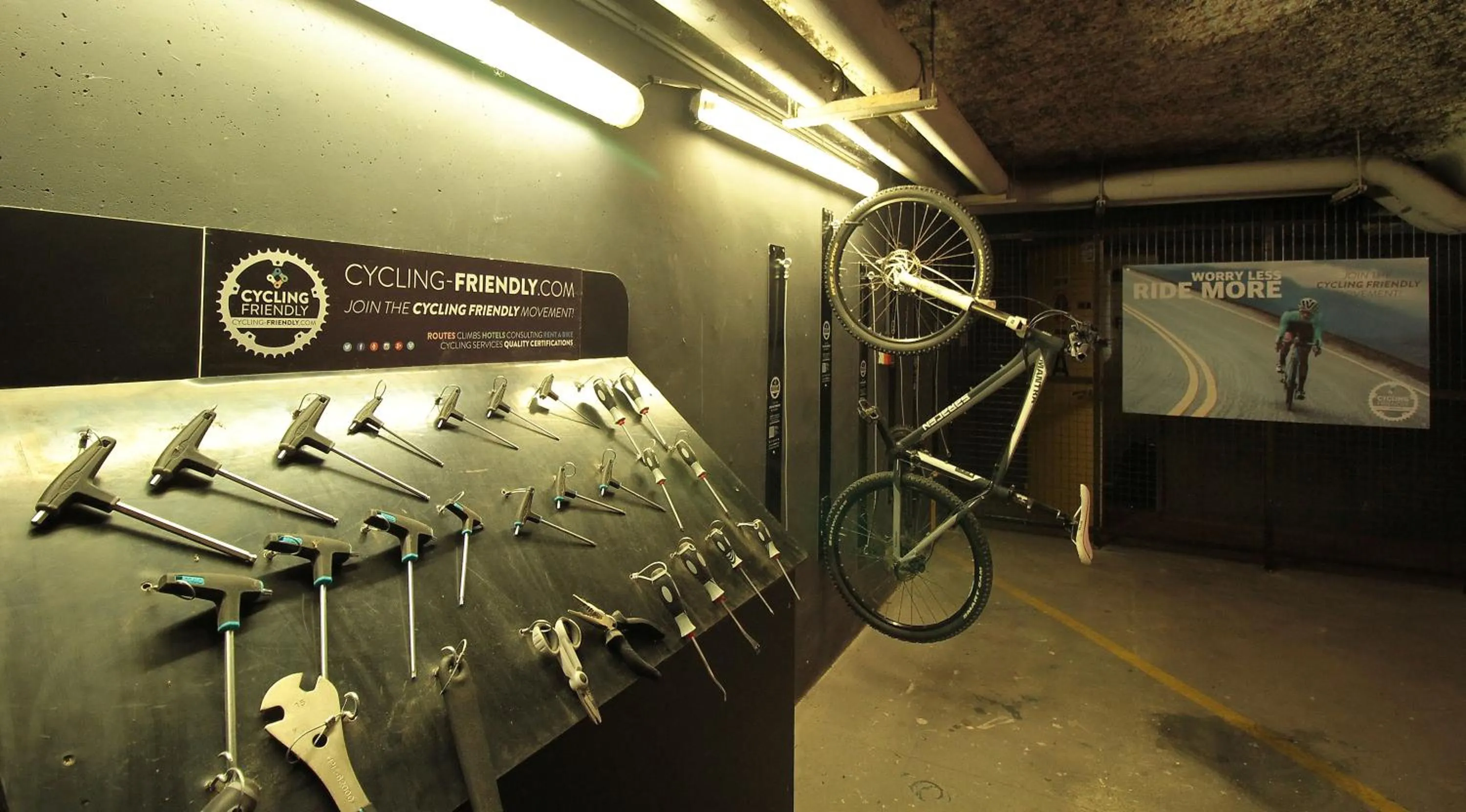 Cycling in Hôtel de Brienne