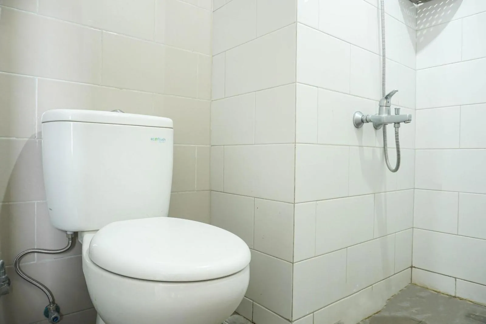 Bathroom in Apartemen Taman Melati Yogyakarta by ArFe Room