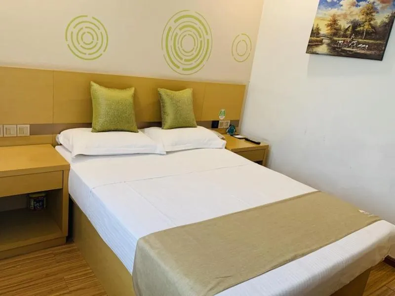 Bed in GreenTree Inn Tianjin Hedong District Tianjin Station Front Square Express Hotel