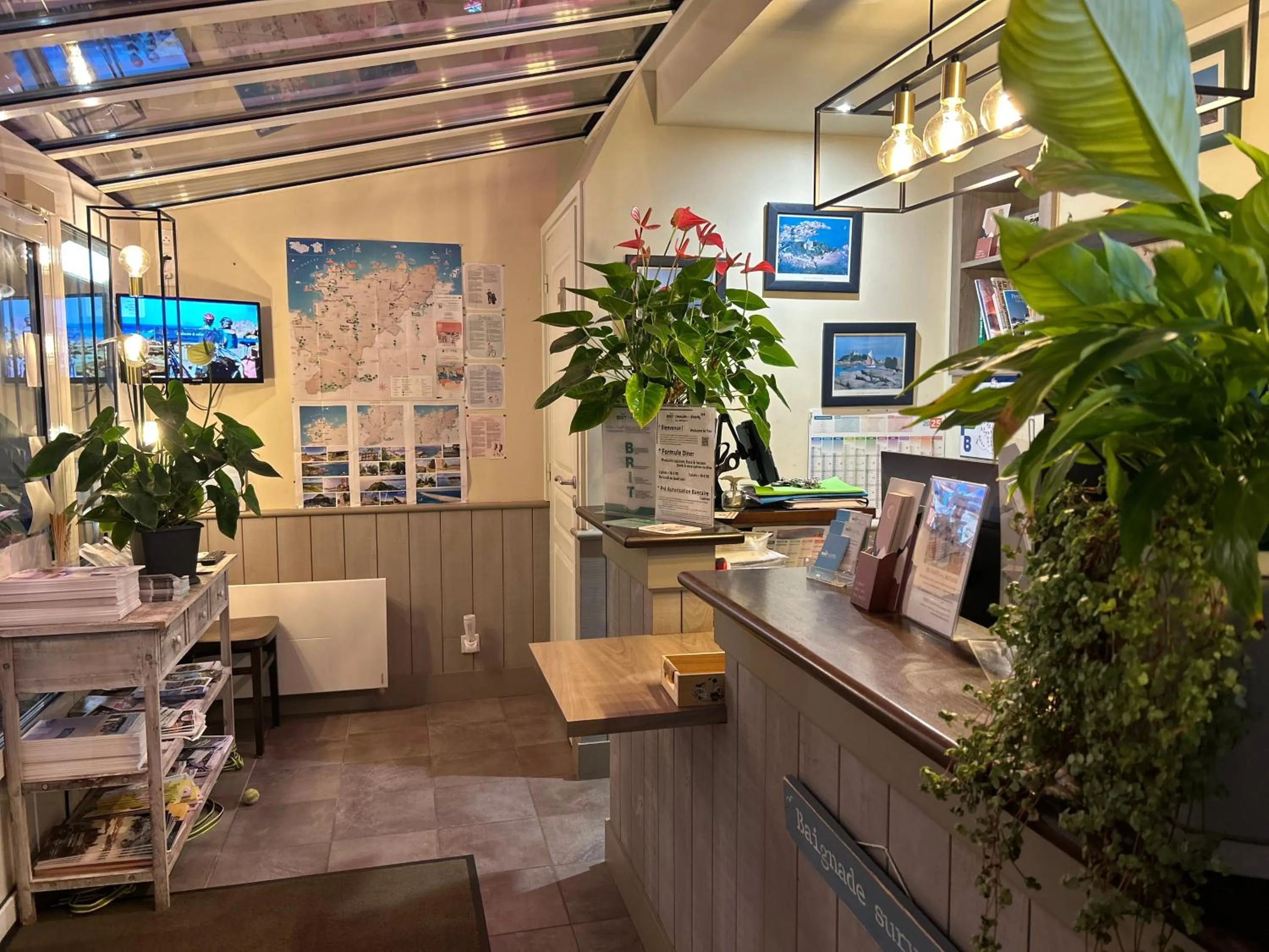 Lobby or reception in BRIT HOTEL Lannion-Perros Guirec