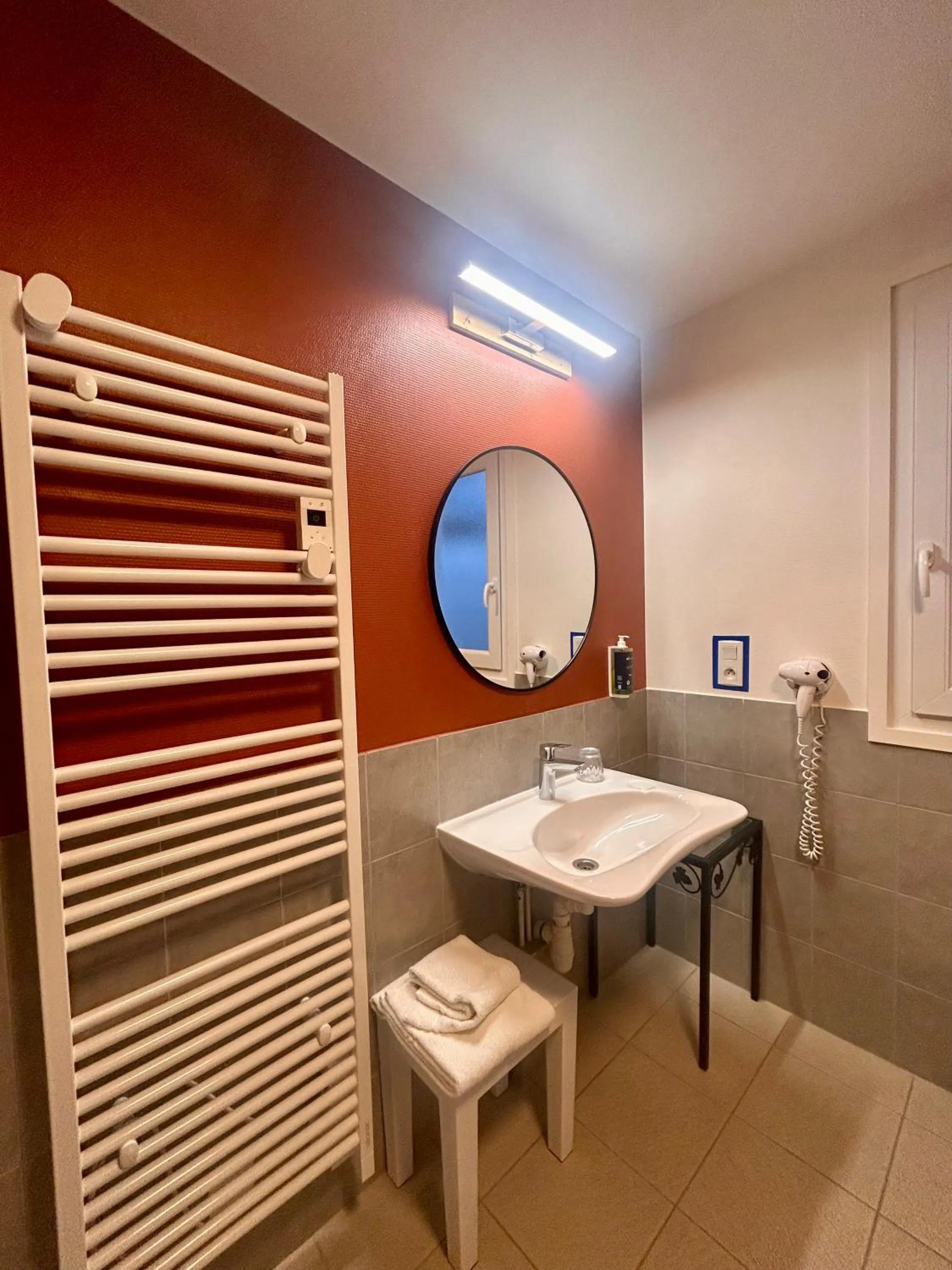 Bathroom in BRIT HOTEL Lannion Perros-Guirec