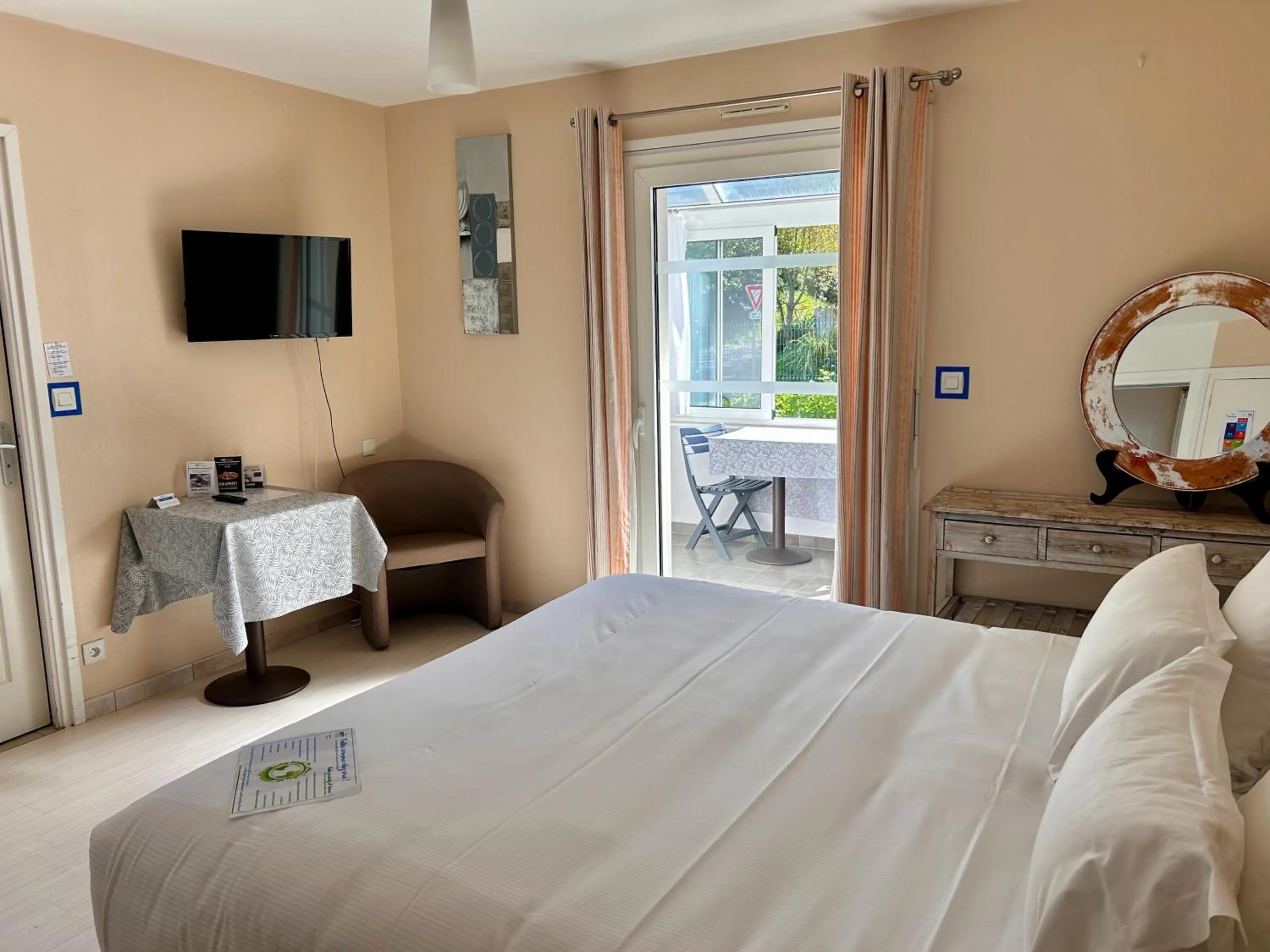 Bed in BRIT HOTEL Lannion Perros-Guirec