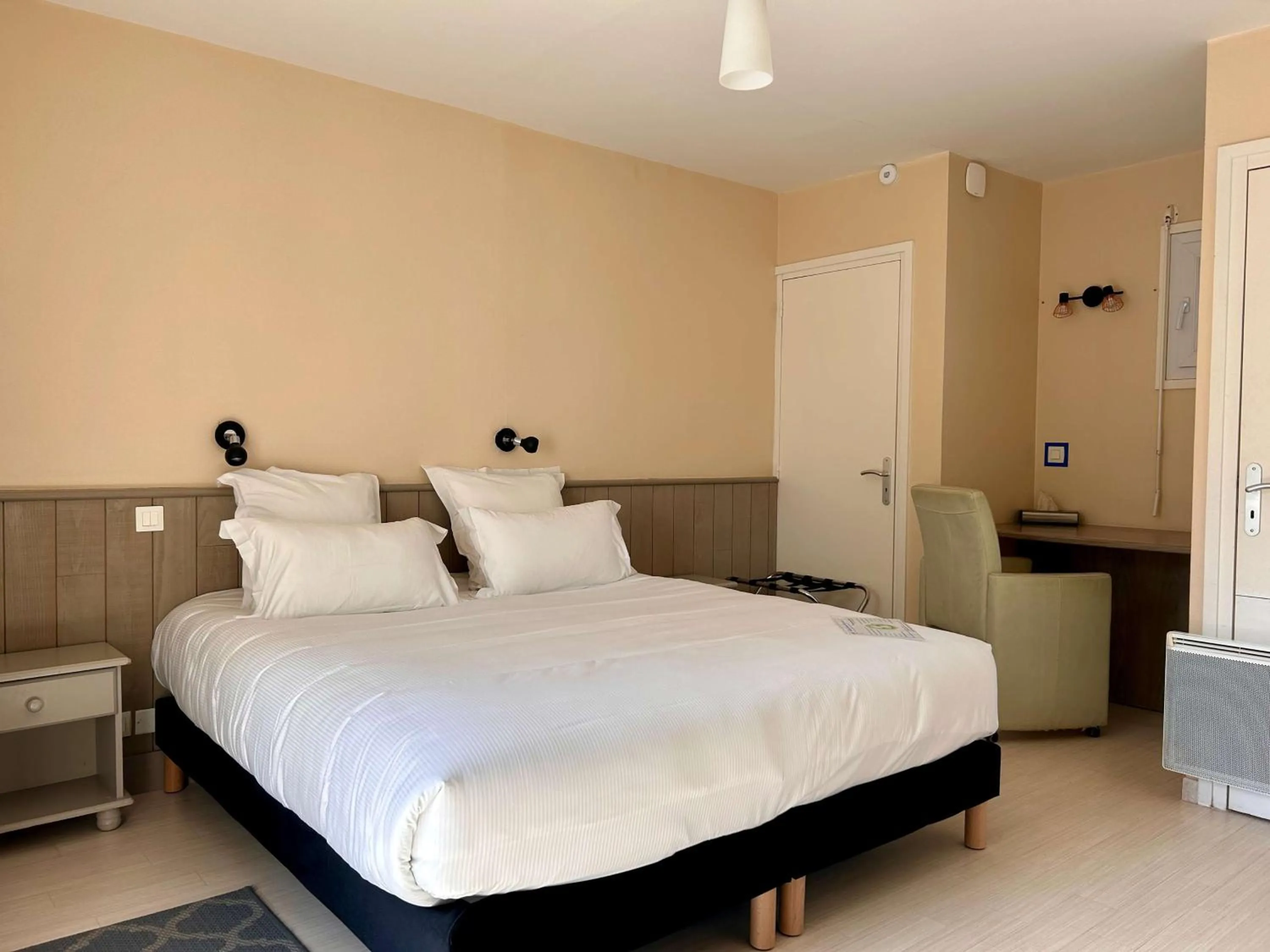 Bedroom, Bed in BRIT HOTEL Lannion-Perros Guirec