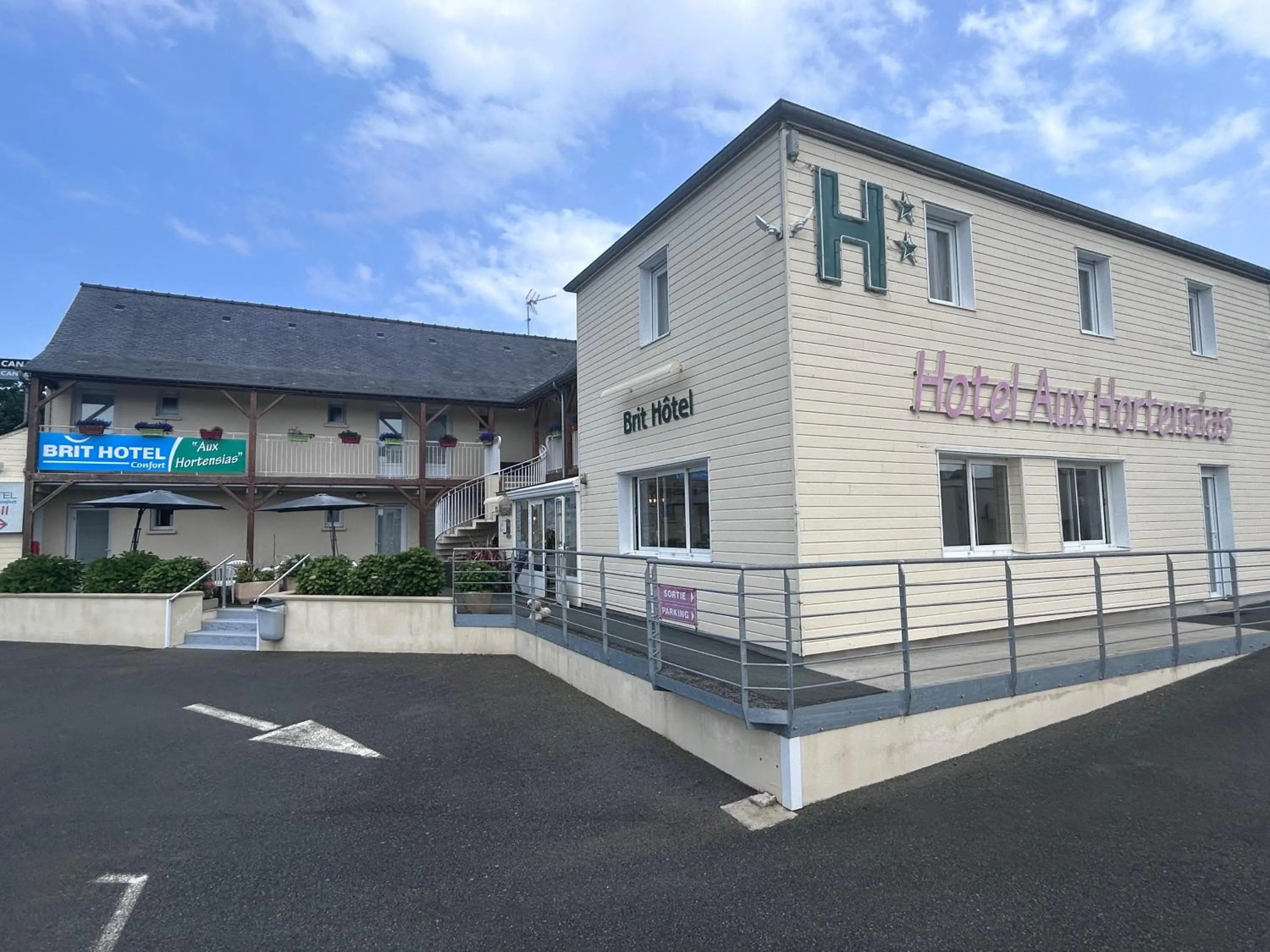 Property building in BRIT HOTEL Lannion-Perros Guirec