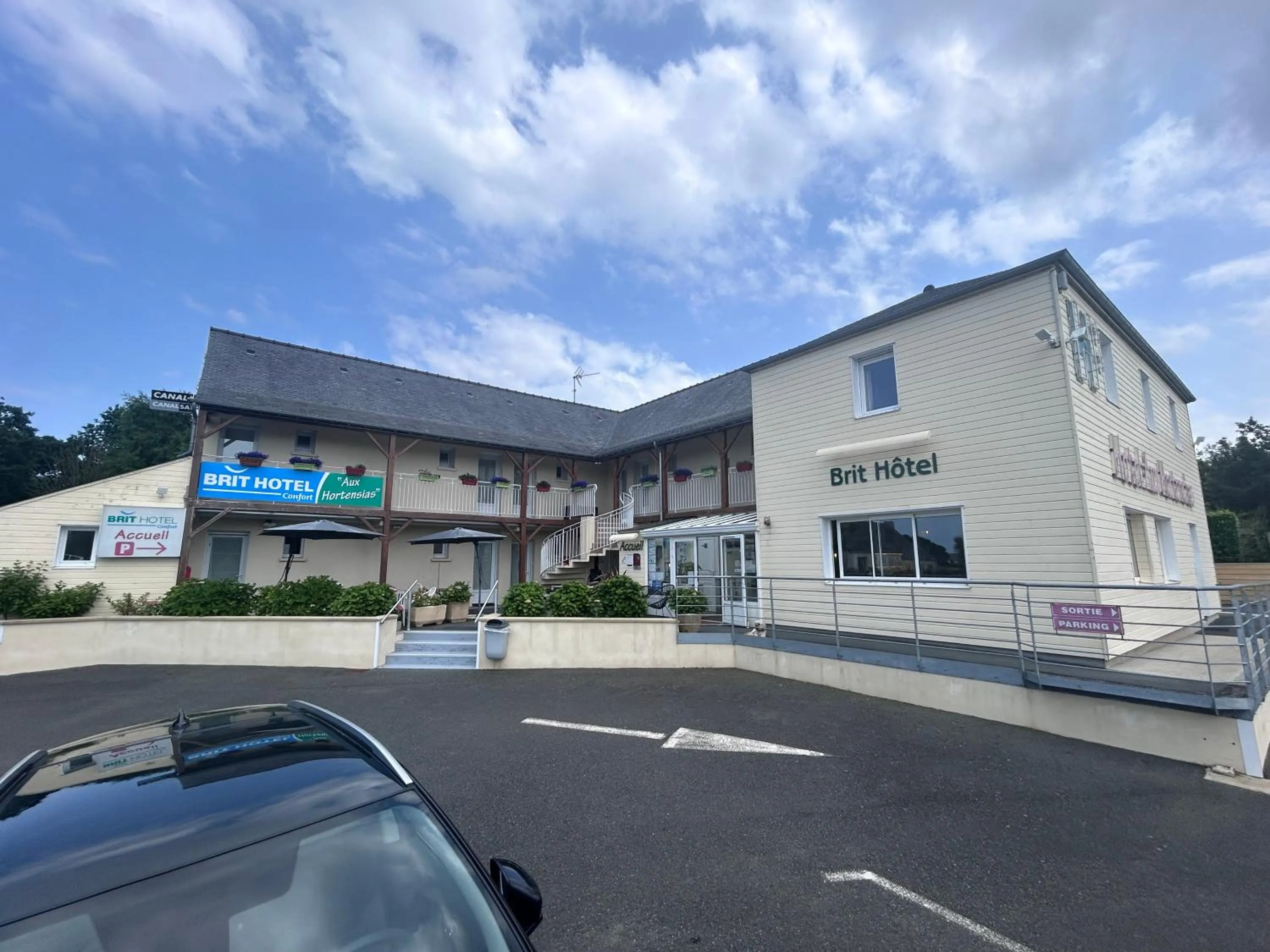 Property building in BRIT HOTEL Lannion-Perros Guirec