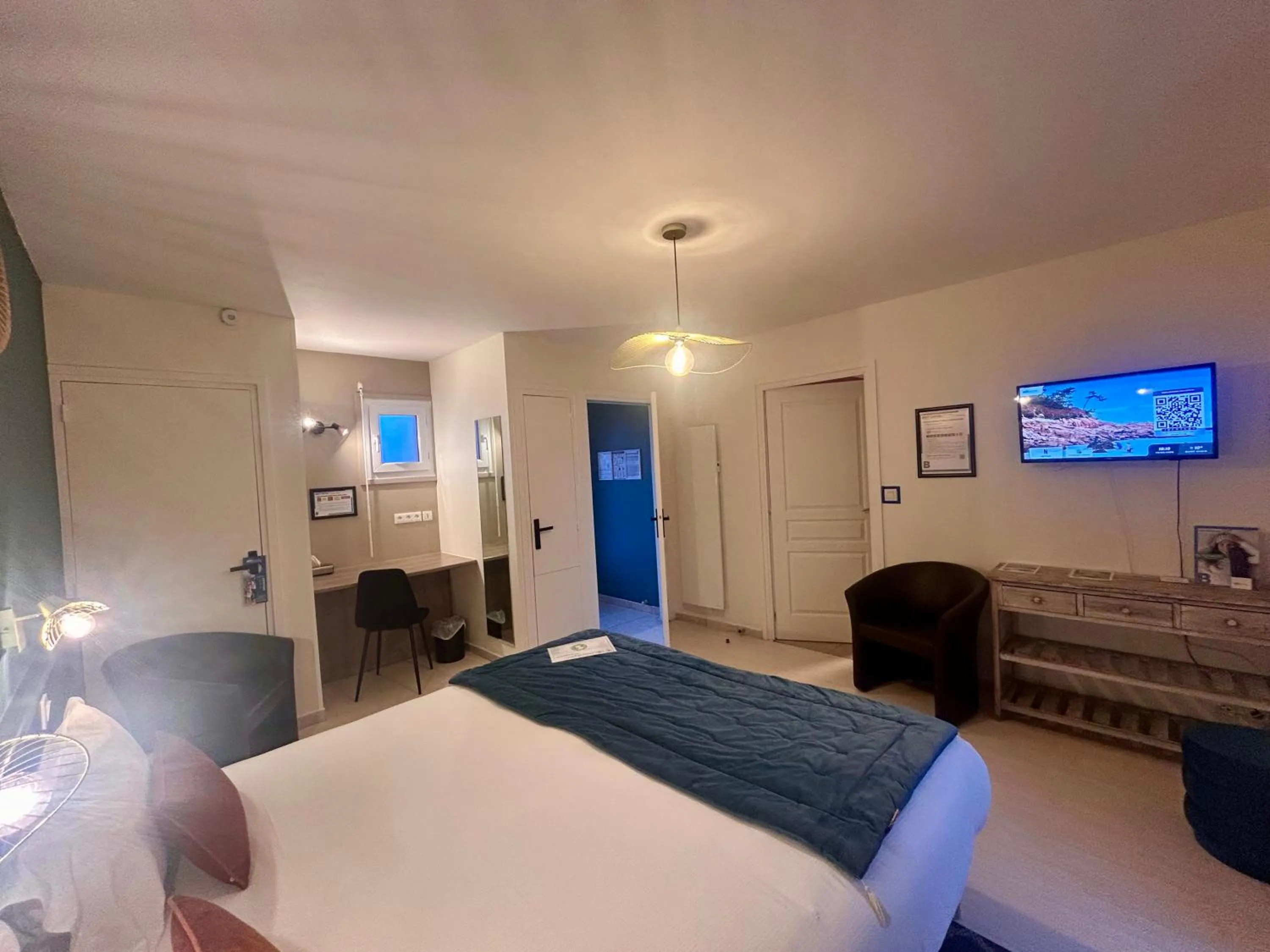 Bed in BRIT HOTEL Lannion Perros-Guirec