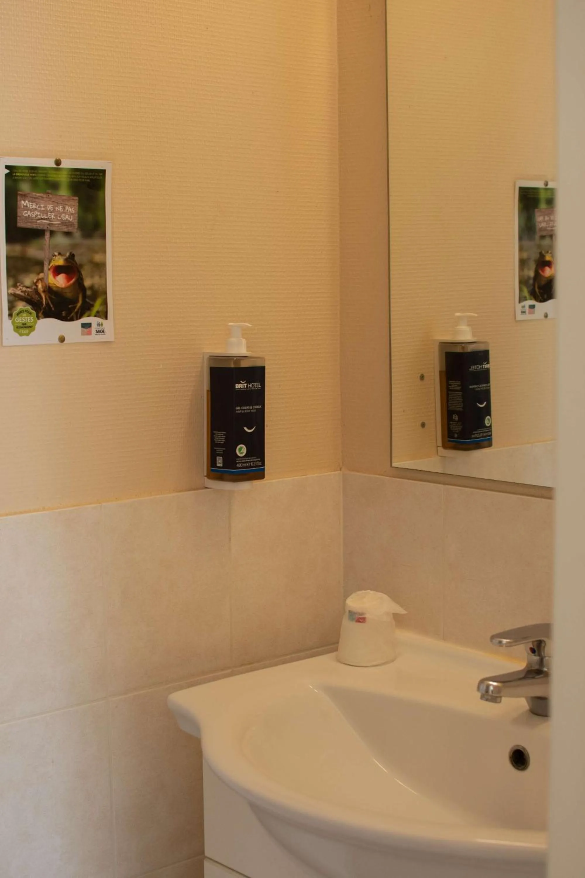 Bedroom in BRIT HOTEL Lannion-Perros Guirec