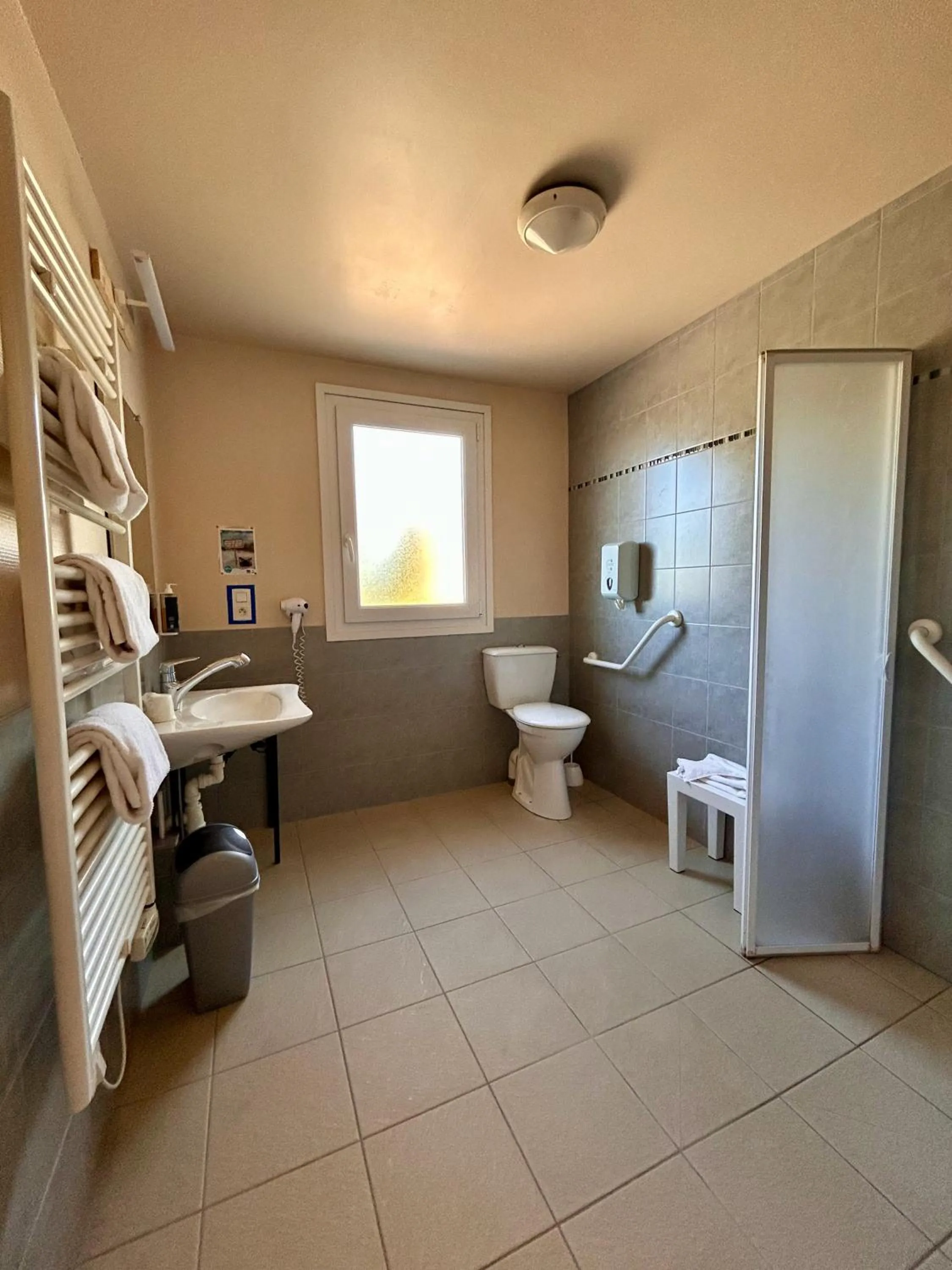 Toilet in BRIT HOTEL Lannion Perros-Guirec