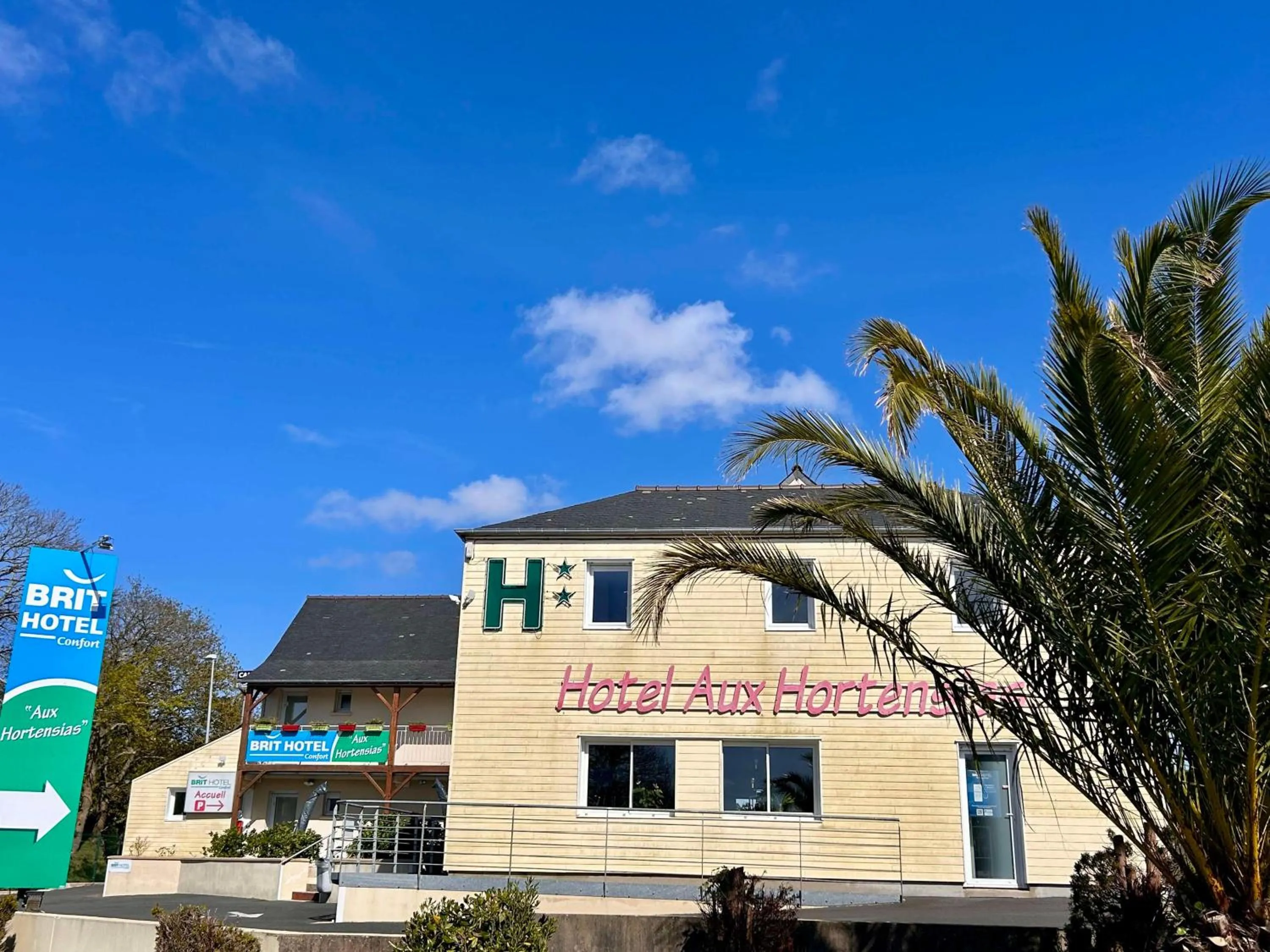 Property building in BRIT HOTEL Lannion-Perros Guirec