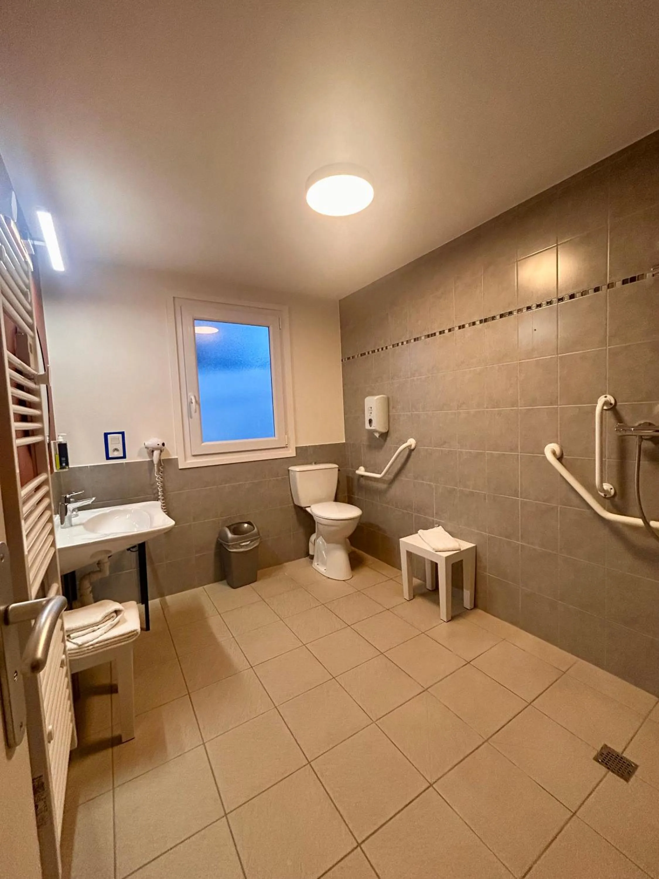 Shower in BRIT HOTEL Lannion Perros-Guirec