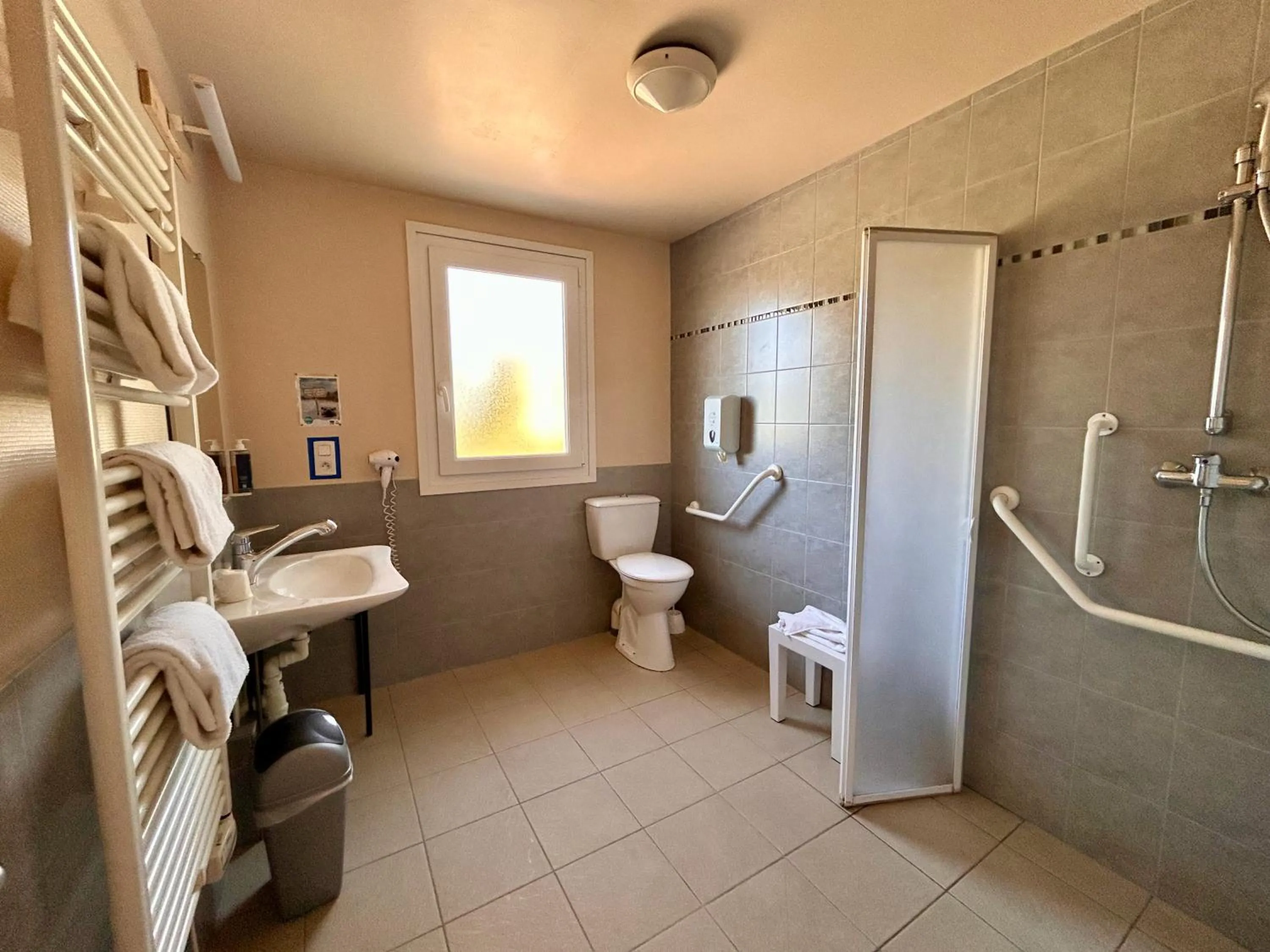 Shower in BRIT HOTEL Lannion Perros-Guirec