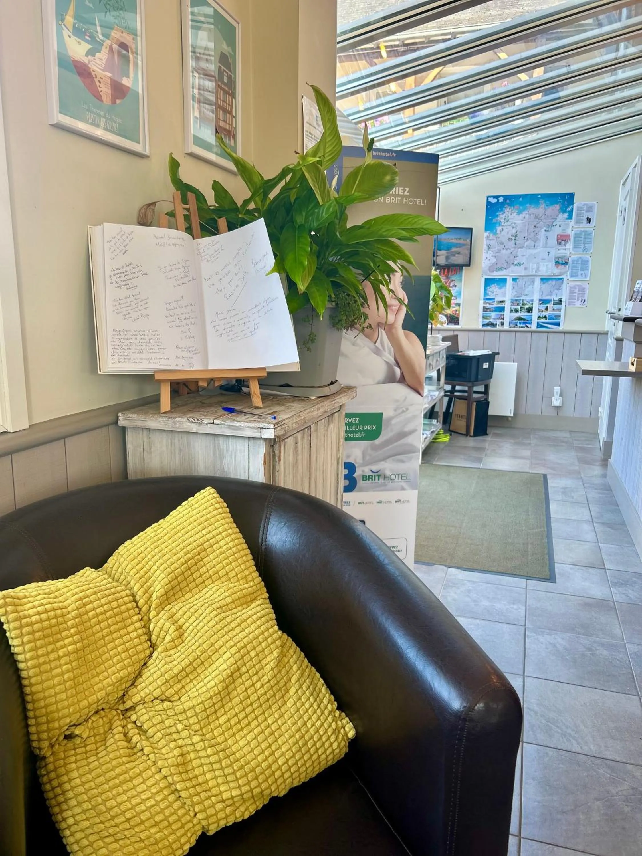 Lobby or reception in BRIT HOTEL Lannion-Perros Guirec