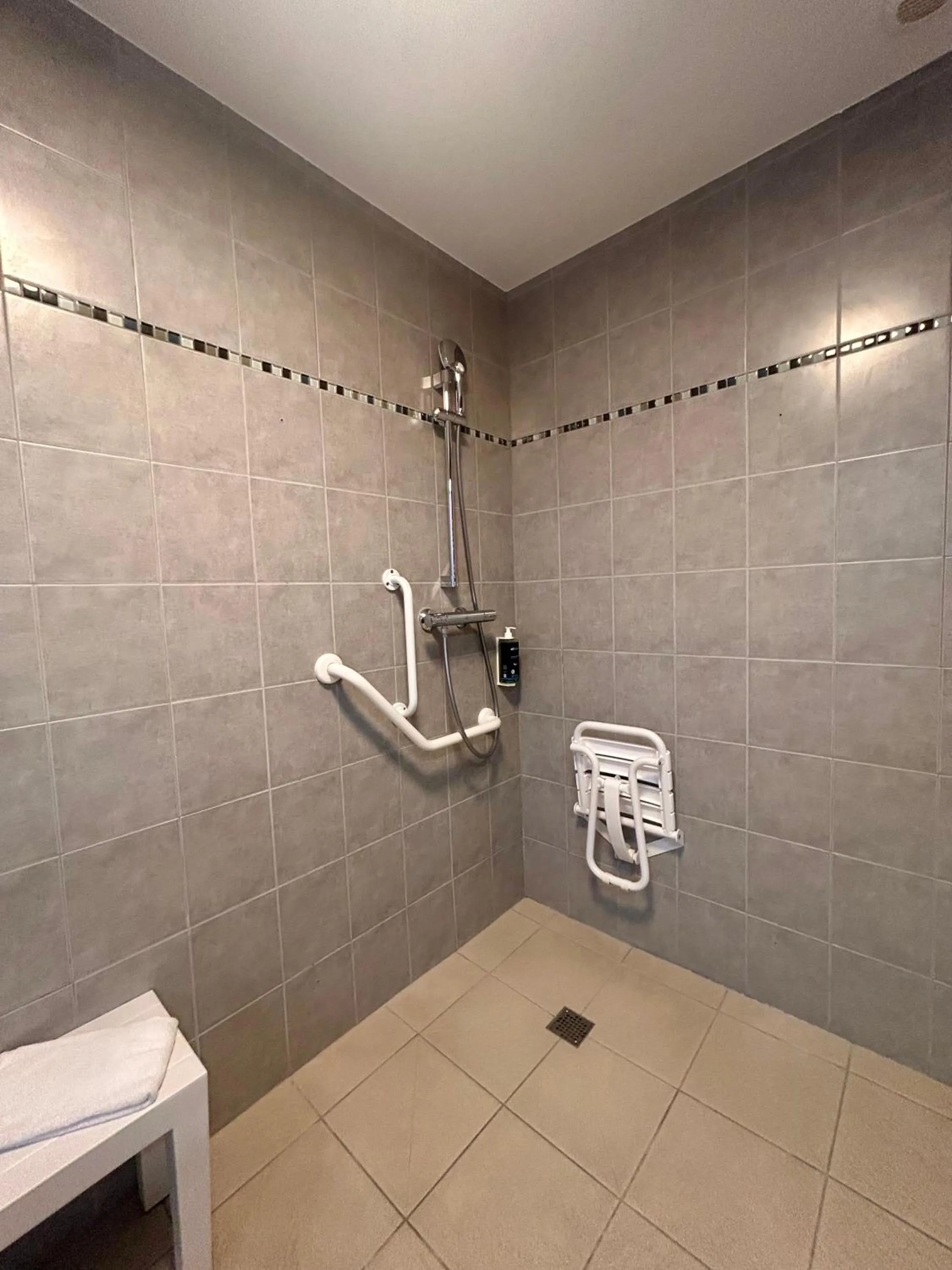 Shower in BRIT HOTEL Lannion Perros-Guirec