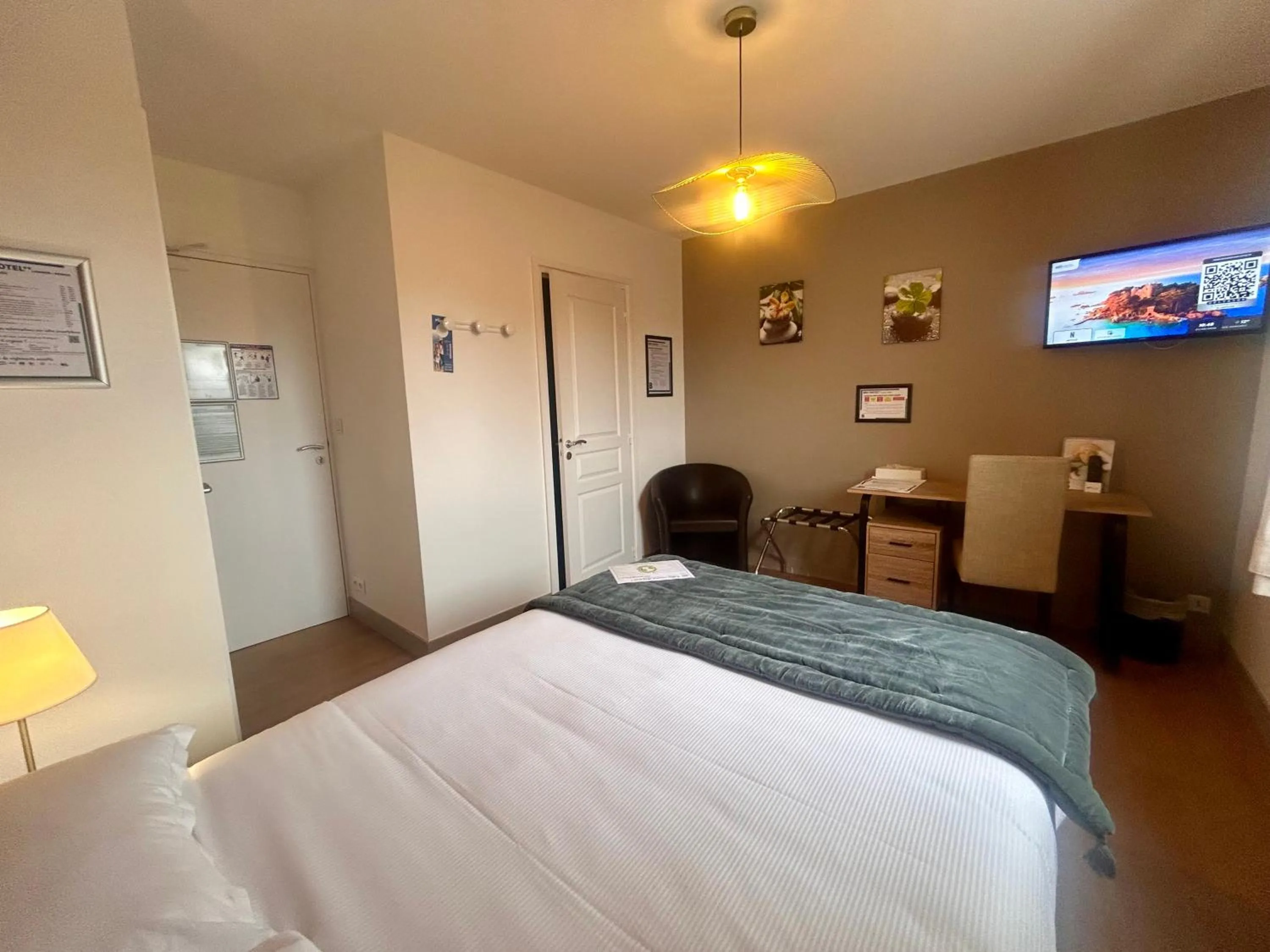 Bed in BRIT HOTEL Lannion Perros-Guirec