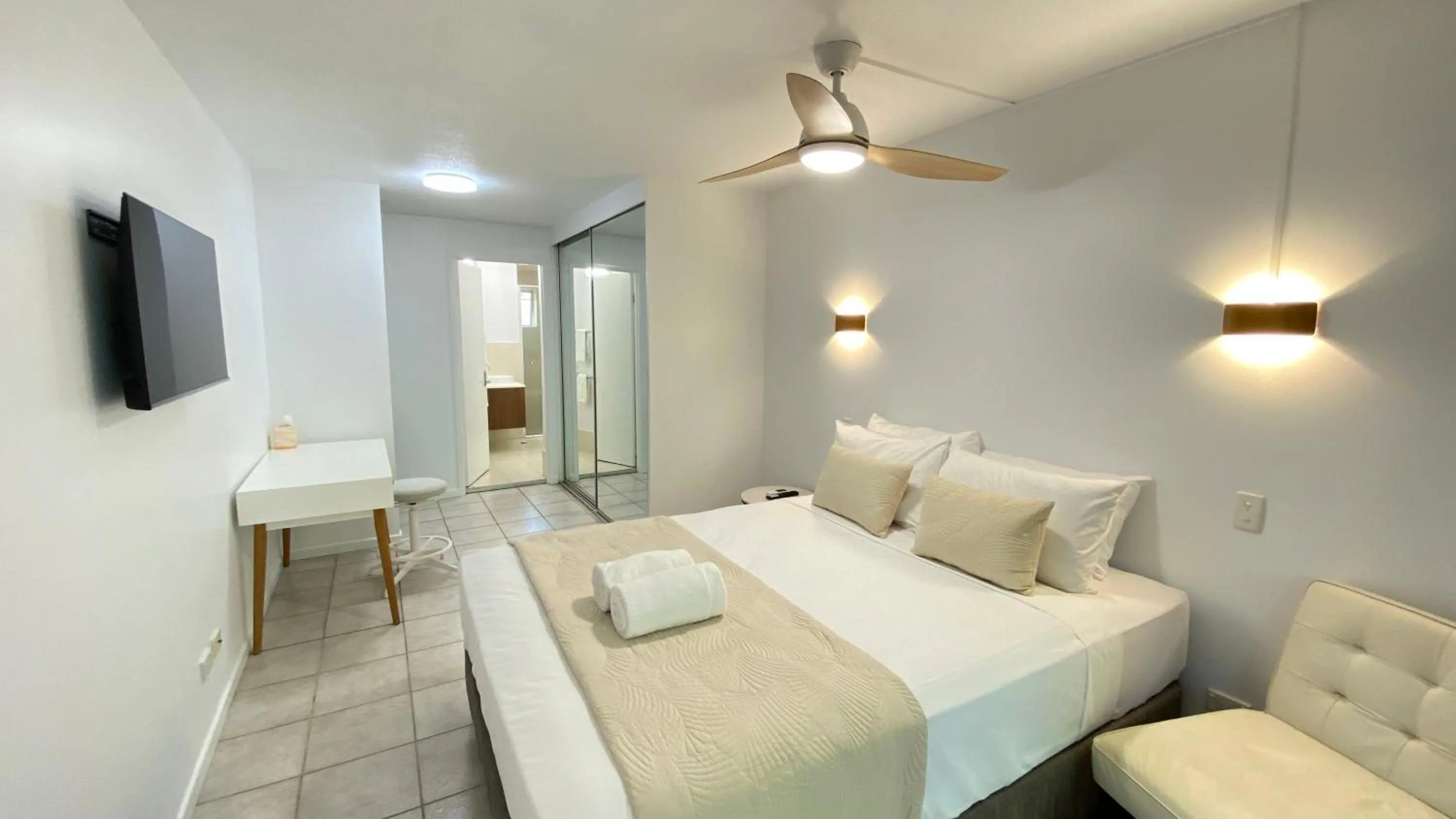 Photo of the whole room, Bed in Raintrees Moffat Beach